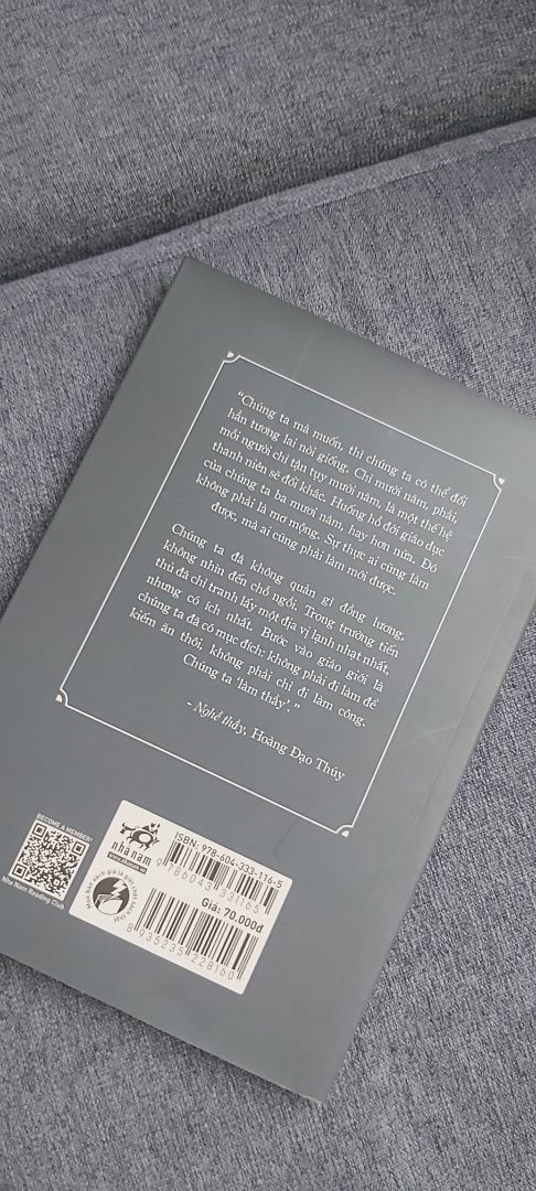 "Chúng ta mà muốn ,thì chúng ta có thể đổi hẳn tương lai nòi giống...Bước vào giáo giới chúng ta đã có mục đích:ko phải đi lm để kiếm ăn thôi,ko phải chỉ đi lm công.Chúng ta"làm thầy".Chuyện hay,ý nghĩa,viết đã lâu nhg ko hề lỗi thời,sách bọ kĩ ko một vết xước.Tuyệt vời😊 "Chúng ta mà muốn ,thì chúng ta có thể đổi hẳn tương lai nòi giống...Bước vào giáo giới chúng ta đã có mục đích:ko phải đi lm để kiếm ăn thôi,ko phải chỉ đi lm công.Chúng ta"làm thầy".Chuyện hay,ý nghĩa,viết đã lâu nhg ko hề lỗi thời,sách bọ kĩ ko một vết xước.Tuyệt vời😊