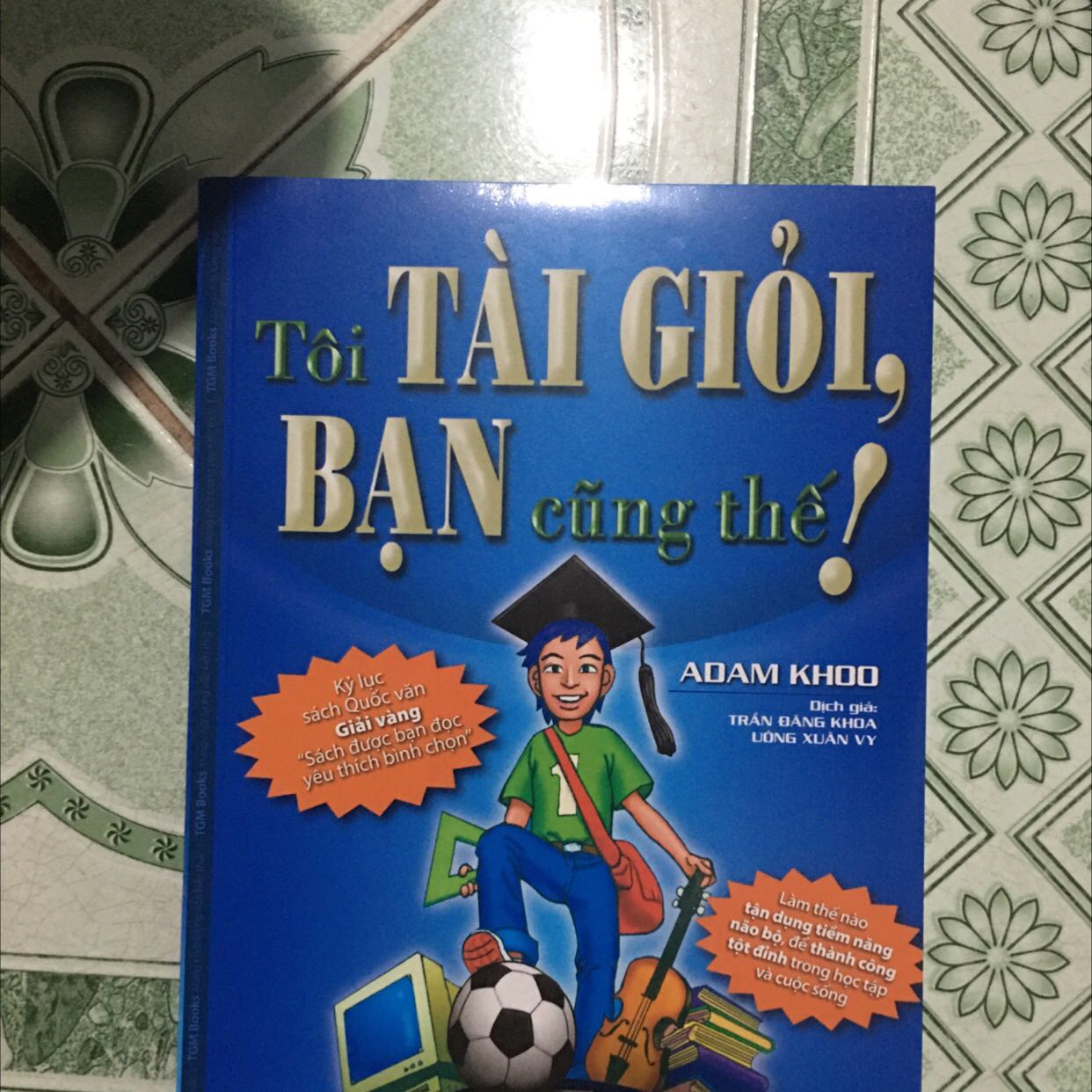 Sách rất hay, khuyên mọi người nên mua.
Sách được bao 2 lớp: 1 lớp bookcare cứng và 1 lớp màng xốp hơi nên mọi người yên tâm là sách vẫn còn nguyên vẹn