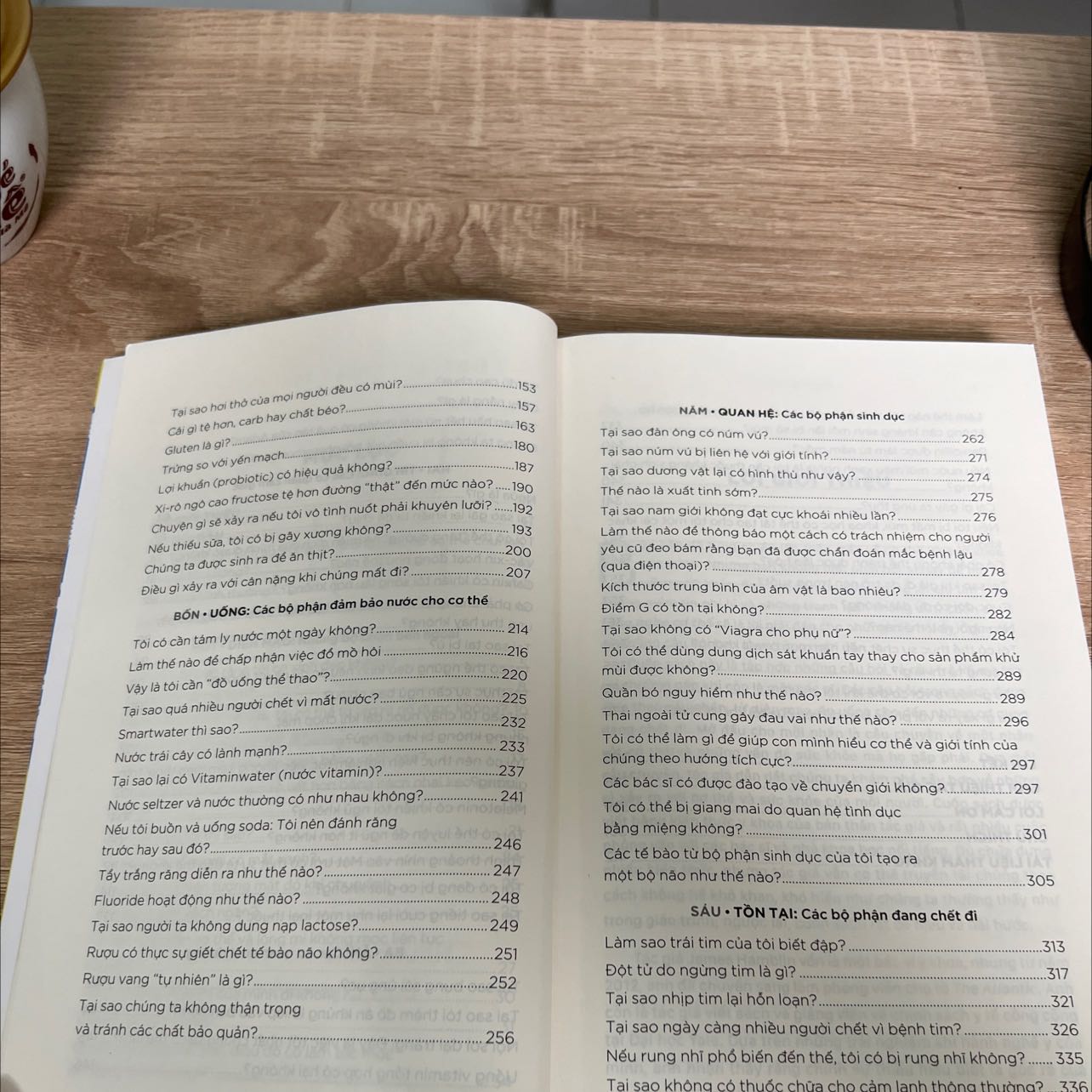 Cuốn sách cung cấp nhiều kiến thức thú vị. Tuy nhiên cá nhân mình thấy lời giải thích cho các câu hỏi khá dài dòng và đôi khi hơi lan man. Cuốn sách cung cấp nhiều kiến thức thú vị. Tuy nhiên cá nhân mình thấy lời giải thích cho các câu hỏi khá dài dòng và đôi khi hơi lan man.