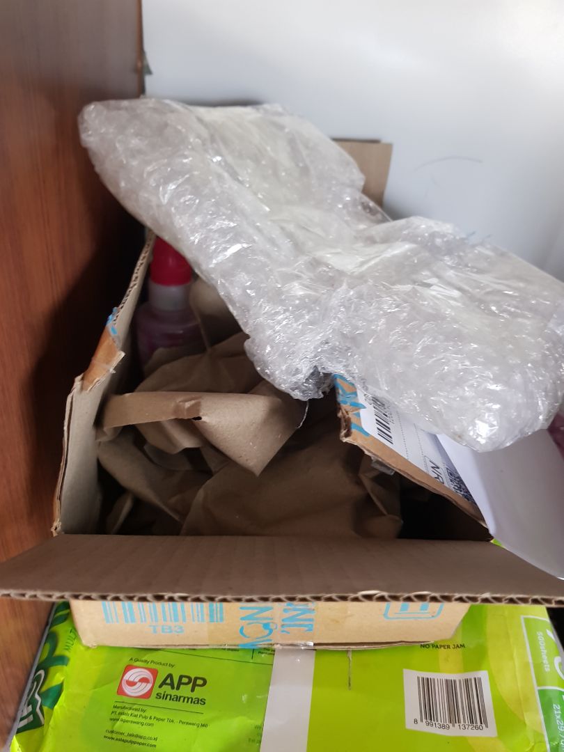 nói chung là hài lòng. sẽ ủng hộ shop dài lâu. 
màu
 không đẹp như màu của canon được nhưng tiền nào của đó mấy ba. 1 chai lẻ của canon bằng 6 chai này. nếu ai in chơi hoăc in màu lưu trữ ngắn thì nên ủng hộ cho shop nha. nhìn đóng gói là thấy an tâm rồi.