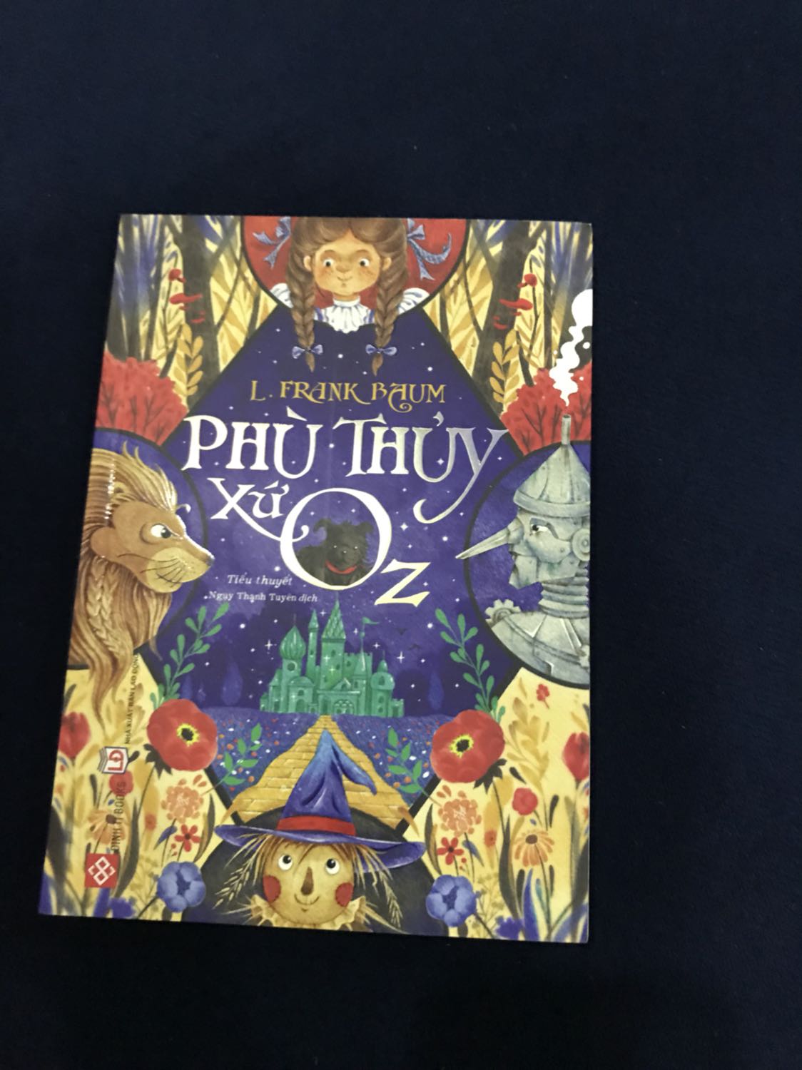 Sản phẩm bao gói cẩn thận. Sách còn bọc nylon sạch sẽ. Mùi mực in hơi nồng nhưng truyện có nhiều tranh vẽ minh hoạ, chữ to, hợp mấy e nhỏ. Cuốn này mình đọc từ khi còn bé xíu, nhớ nh chi tiết trong truyện. Nay mua cho con đọc rồi ôn lại chuyện ngày xưa luôn