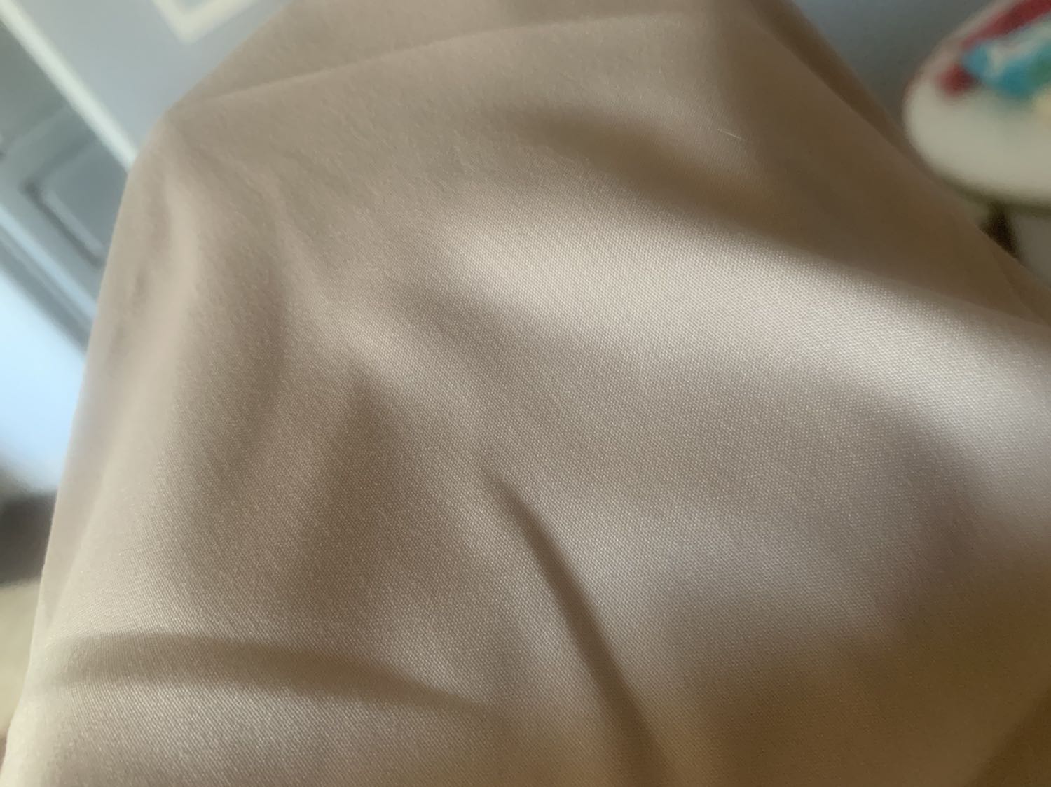 Hàng giao ko đúng chất lượng. Quảng cáo bán hàng là vải linen nhưng giao hàng là vải cotton pha nilon. Kích thước tôi đặt là 1.6x2m nhưng giao loại nhỏ 1.2x2m gia đình ko dùng đc.
Yêu cầu shop nhận hàng laik và hoàn tiền