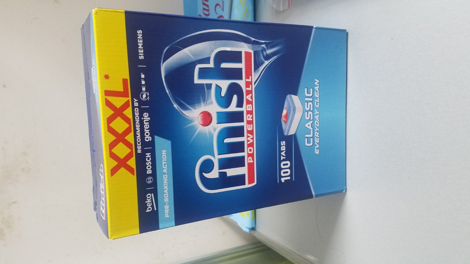 Không vừa lòng lắm!
Hàng giao không đúng như mô tả.
Khi nhận hàng, qua lớp gói bóng thì thấy giống, nhưng khi mở ra thì không đúng như mô tả, cụ thể (xem hình):
- Hộp chỉ nặng 1600 g chứ không phải 1810 g;
- Viên rửa bát là loại không có hương chanh như quảng cáo;
từ đó không biết chất lượng có đúng như quảng cáo hay không nữa.
Thôi thì dùng tạm vì chỗ mình ở không có bán viên tẩy finish loại này ... 
Hàng của mình nhận từ nhà cung cấp Bluehome.