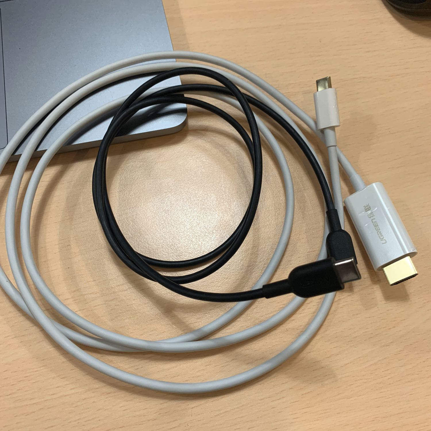 Ít ảnh thực tế nên review cho ai quan tâm.
Hoàn thiện khá tốt, dây mềm mại đàn hồi tốt, gần như dây sạc của macbook. Sợi to hơn cáp macbook một chút. Sợi dây màu đen là cáp type c to c của anker nhỏ hơn xíu. Kết nối tốt. Các cổng có mạ vàng, gia công tỉ mỉ và chắc chắn. 

Độ bền chưa rõ nhưng bảo hành 18 tháng chính hãng nên cũng khá yên tâm. 
Dùng để kết nối màn hình cho macbook hay điện thoại có cổng type c rất tiện lợi so với dùng adapter cồng kềnh. 

Ngoài ra còn có sợi cáp tương tự của anker nhưng chưa về VN, giá cao hơn sợi này chút, hi vọng là sớm có cáp type hdmi nào mỏng nhẹ gọn gàng và đẹp như dây sạc điện thoại iP vậy :))
