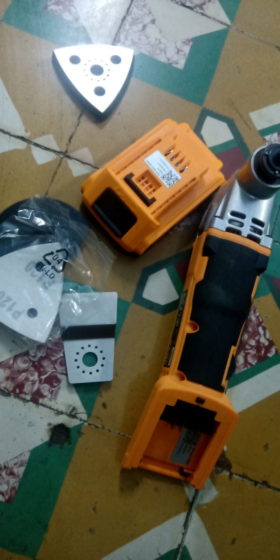 máy đúng đủ chức năng. hơi nhỏ 1 chút dùng rất sướng. giao hàng nhanh vượt dự kiến. 
có thể nói sản phẩm tốt nhất trong tầm giá. có điều bộ phận thay lưỡi dùng khoá gạt hoặc nút bấm sẽ tiện hơn bulong lục giác. vote 5 sao cho cả tiki và shop. 
không biết có thể mua thêm 1 cục pin ?