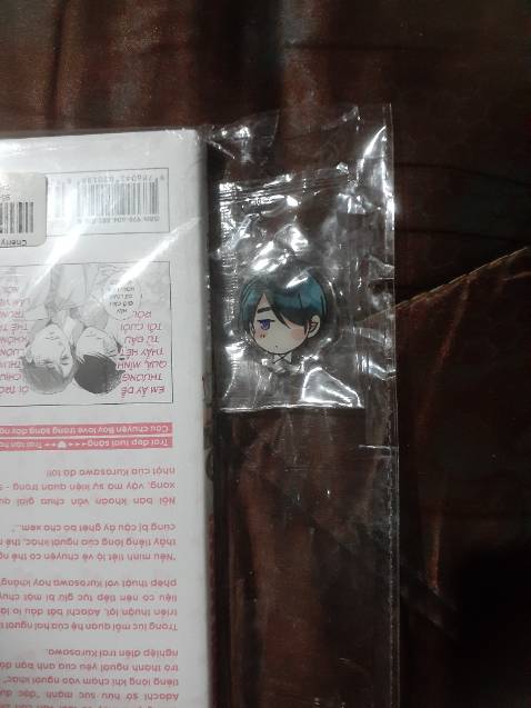 Mình cứ tưởng là chỉ có truyện thôi, không ngờ sản phẩm còn có 1 huy hiệu của Adachi rất cute nữa, hơi bất ngờ nha. Vì mình mua chung với tập 6 nên đánh giá vận chuyển giống tập 6.