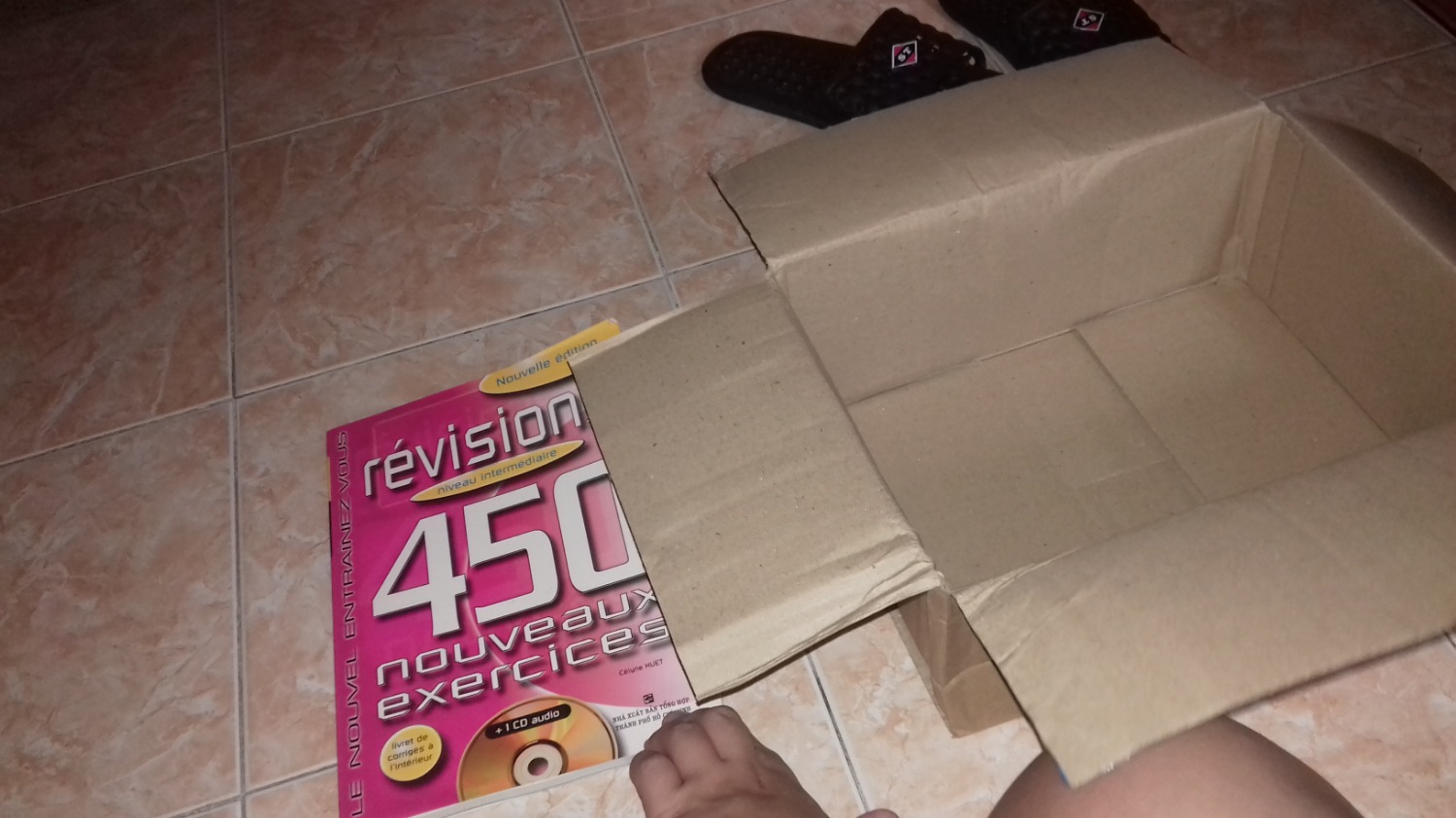 Cuốn sách nói có kèm thêm một chiếc đĩa CD, nhưng rút cục mở thùng ra thì không thấy CD đâu. Thế là sao??? :-0