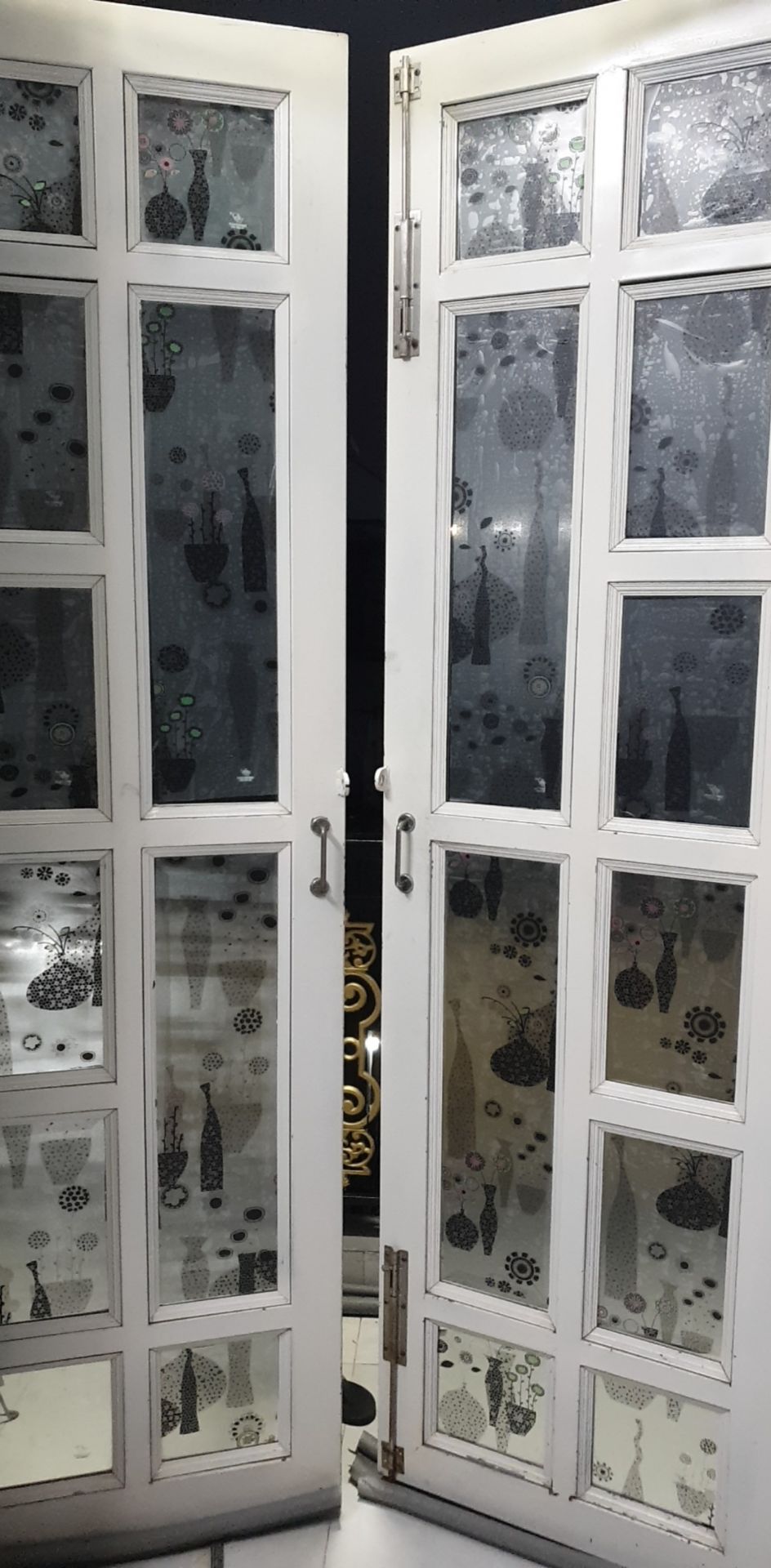 Siêu đẹp và kín luôn. Mình mua để dán cửa nhà tắm thôi nhưng thấy đẹp quá nên tận dụng dán cửa ban công luôn.