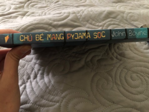 Nội dung ý nghĩa, bổ ích, dễ đọc dễ thẩm mình nghĩ cả những bạn ít khi đọc sách cũng có thể đọc được. Sách về chiến tranh phân biệt người Do Thái Phá xít các thứ nhưng dưới góc nhìn của cậu bé 8 tuổi nên rất nhẹ nhàng k hề nặng nề 
Bìa lúc nhìn ảnh mình k ưng tí nào nhưng lúc về tay thì xinh hơn ảnh nhiềuuuuu
Sách cũng k bị bóp méo hay bẩn xây xát gì
Nói chung lần sau ủng hộ shop tiếp:)))