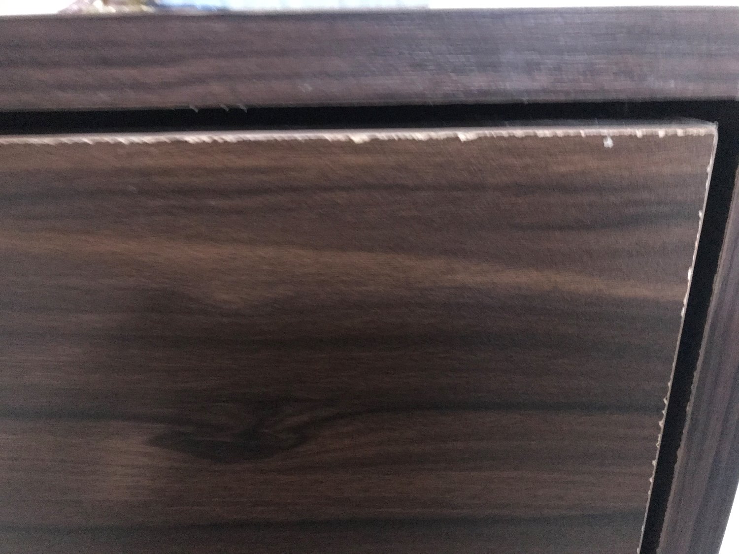 Bên đó giao cho mình cái tủ cũ mèm, trày và bong tróc như hình. Hơn nữa sản phẩm cũng không hề giống hình. Tiki nên dẹp mấy đối tác kiểu như vậy để không thôi mất khách hàng là chắc chắn. Hàng mới mua giờ mình bắt đền ai đây Tiki?