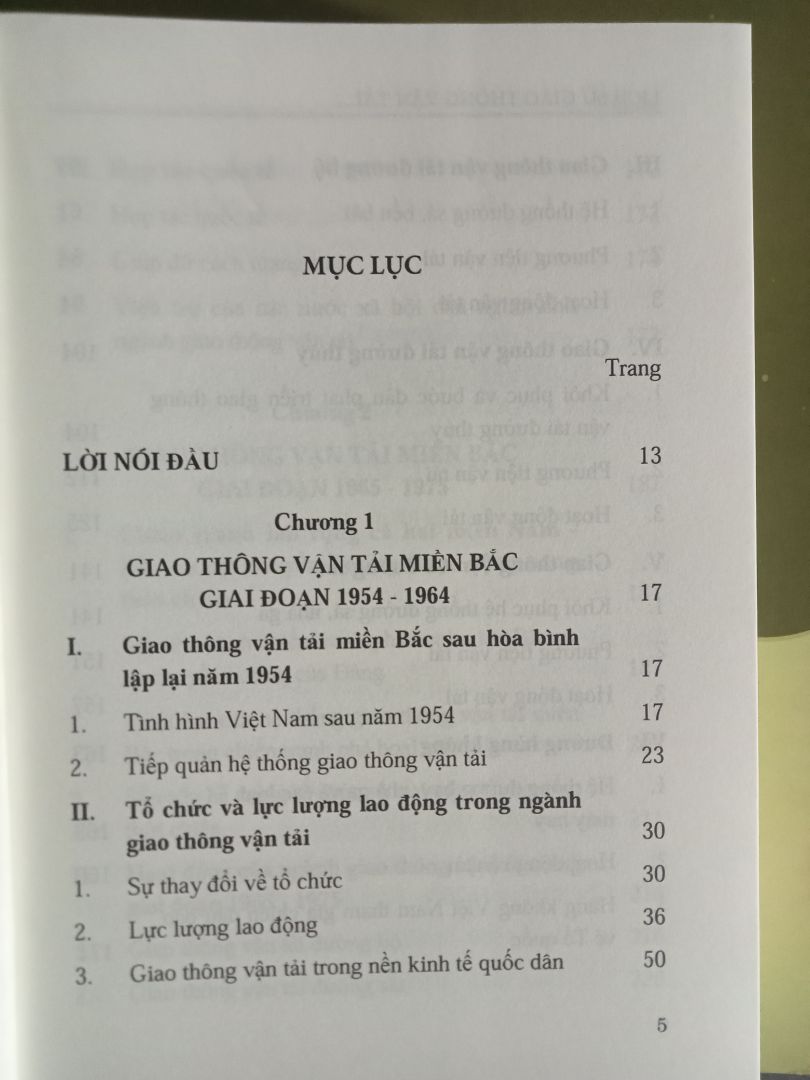 cuốn sách là một sự tổng quát về giao thông VN. Đọc nó, bạn sẽ thấy cả miền Bắc và Nam trong thời kỳ lịch sử đặc biệt ***. Đúng như mình vẫn nghĩ: "Lịch sử là ông nội của các ngành khoa học", vì ngành khoa học nào cũng có lịch sử của riêng nó, góp vào lịch sử chung.