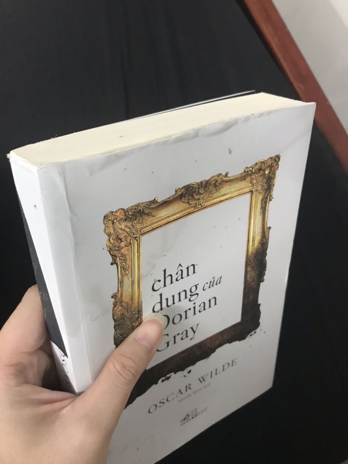 Mình có đặt 1 đơn gồm 1 cuốn sách và hộp đựng thuỷ tinh. Lúc nhận hàng thì thùng giấy đựng đã ướt hết và rã ra. Bên trong may mà hũ thuỷ tinh không sao nhưng cuốn sách bị hư hại nặng. Sách bị ướt hết, bìa vênh và gáy sách bị móp gãy, bên trong thì giấy ẩm hết cả. Mình cần Tiki đổi lại cho mình một cuốn khác nguyên vẹn hơn ạ :(((