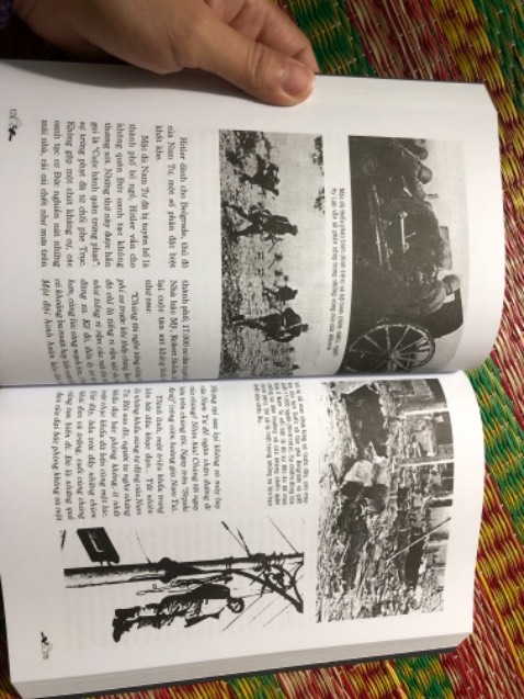 Sách rất đẹp, rất nhiều ảnh tư liệu, nội dung trình bày dạng cột rất dễ đọc, giấy mịn. Các bạn trẻ có mong muốn tìm hiểu về thế giới trong thời chiến nên tìm đọc bộ sách này.