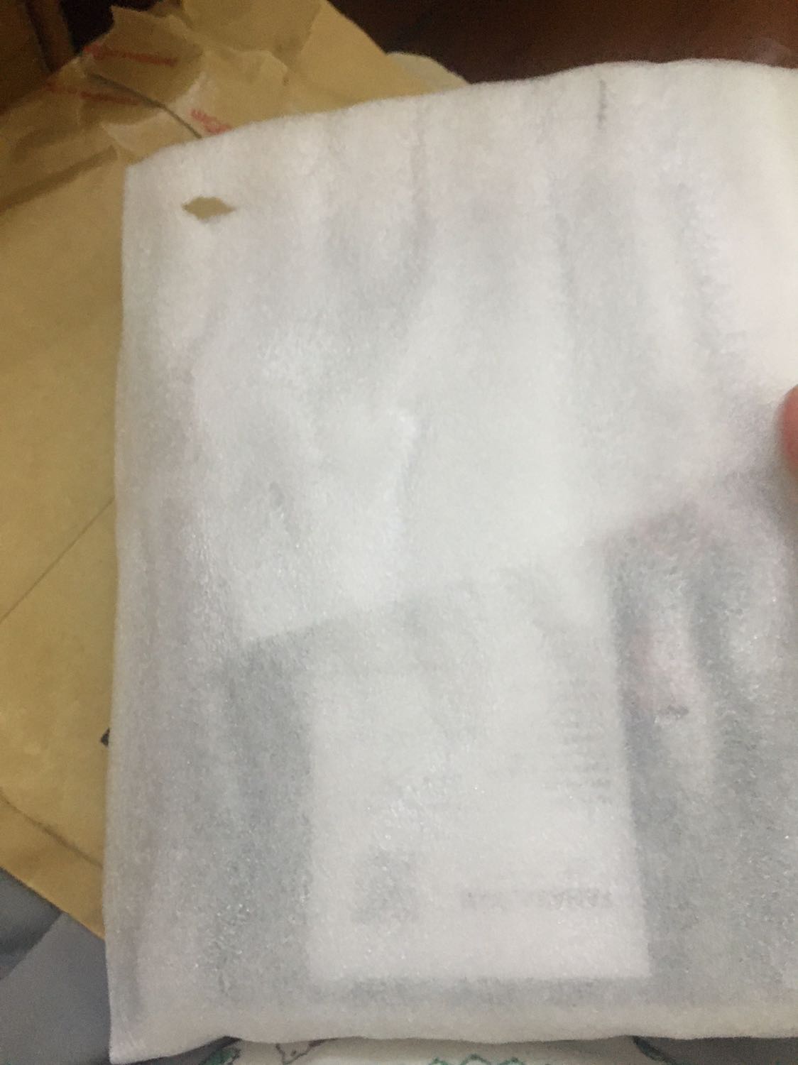 Sách hay, tuyệt vời. Đóng gói sản phẩm tốt.
Sách này làm từ giấy in bóng bóng giống kiểu tạp chí nên sẽ khá nặng nếu tính cầm đi để đọc. Nặng gấp đôi so với các quyển khác.