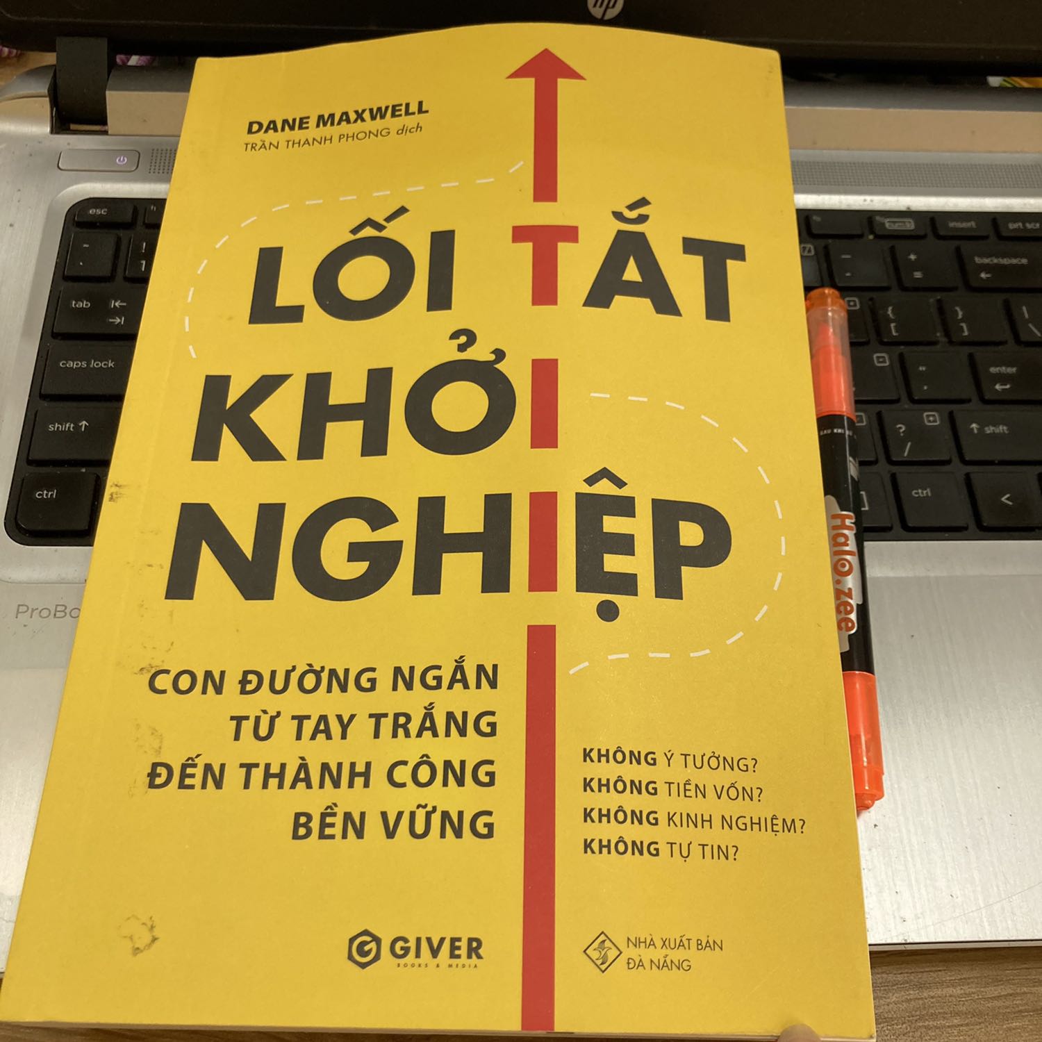 LỐI TẮT KHỞI NGHIỆP

Nếu bạn cần tìm cuốn sách về cách dạy con để phát triển ngôn ngữ thì hãy chọn tác giả Phan Thị Hồ Điệp
Nếu bạn cần tìm cuốn sách về cách dạy con sớm tự lập hãy chọn tác giả Thu Hà (mẹ Xu Xim)
Nếu bạn cần tìm cuốn sách về cách dạy con tự học hãy chọn tác giả Thủy Tulip

Và nếu bạn cần tìm cuốn sách về khởi nghiệp thì hãy chọn tác giả Trần Thanh Phong.

Đúng vậy, mỗi người một thế mạnh riêng, mỗi một cuốn sách ra đời cũng chính là đứa con tinh thần của tác giả. Và mới đây thôi tác giả Trần Thanh Phong vừa giới thiệu các độc giả cuốn sách mới nhất do anh dịch đó là “Lối tắt khởi nghiệp-con đường ngắn từ tay trắng đến thành công bền vững”. Vẫn đề tài khởi nghiệp nhưng lần này đặc biệt hơn bởi tác giả Dane Maxwell đã phân tích sâu về niềm tin, đặc biệt là lập trình lại toàn bộ tư duy thông qua bộ câu hỏi để từ đó tìm ra câu trả lời. Thực sự cuốn sách này đã chạm đến mình rất nhiều và đây cũng chính là những điều mình ấn tượng, cụ thể:

- Cuốn sách giải thích cụ thể câu nói “đi làm thuê là cực kỳ rủi ro, còn khởi nghiệp thì lại cực kỳ an toàn” hay nói đúng hơn lập trình tư duy cho những bạn đi làm thuê giống mình. Đặc biệt hơn, nếu chúng ta vẫn muốn đi làm thuê thì tác giả vẫn tôn trọng và đưa thêm giải pháp để có thêm một nguồn thu nhập nữa. 

- Cách mà tác giả giúp độc giả cấy những tư duy khác biệt vào bộ não, cố gắng thức tỉnh, cố gắng thoát khỏi niềm tin và suy nghĩ sai lầm trước đó. Để rồi có được sự tự tin, động lực và nắm trong tay nguồn sức mạnh vô tận. 

- Cách đặt câu hỏi để tìm ra câu trả lời cho chính mình để rồi tìm ra khó khăn của khách hàng, từ đó tìm ra ý tưởng kinh doanh tuyệt vời và hoàn thành nốt chuỗi công thức K.N.G.C hay còn gọi là “Khởi Nghiệp Gà Chọi”?, cụ thể điều tuyệt vời của công thức này đó là:

Khách hàng->Nỗi đau->Giải pháp->Chào mời.

Cuốn sách này mình  dành thời gian để đọc, thật chậm, nghiền ngẫm để có thể hấp thụ tốt cho mỗi bước trong công thức trên. Bởi cuốn sách còn giúp chúng ta tìm hiểu thêm về tư duy não bộ nữa đấy.

À một điều ấn tượng trong cuốn sách này mà mình rất thích đó là 15 câu chuyện thực tế về khởi nghiệp, mỗi câu chuyện những lời khuyên chân thực, cụ thể và thực tiễn nữa, các bạn cùng đón đọc nhé.
