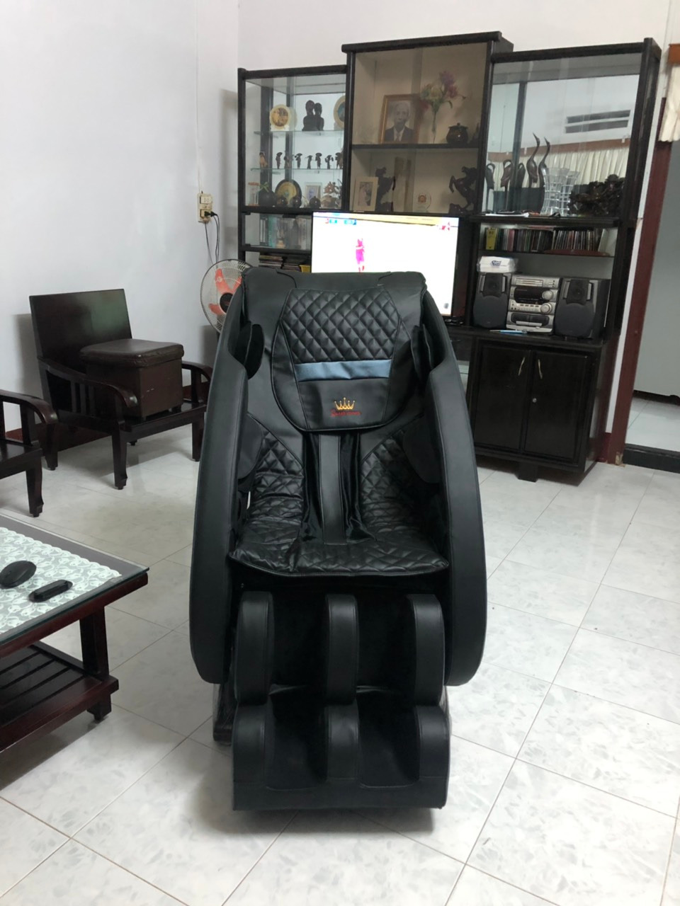 Tôi đã sử dụng sản phẩm được hơn 1 tuần. Tôi rất hài lòng về chất lượng sản phẩm.  Chiếc ghế được thiết kế độc đáo, tư thế nằm mát xa thoải mái.  Mỗi ngày tôi thư giãn cùng ghế ms này 15 phút người tôi khỏe hẳn ra.  Màu sắc như sh mô tả, phù hợp với không gian nội thất gia đình tôi: sang trọng, tinh tế.