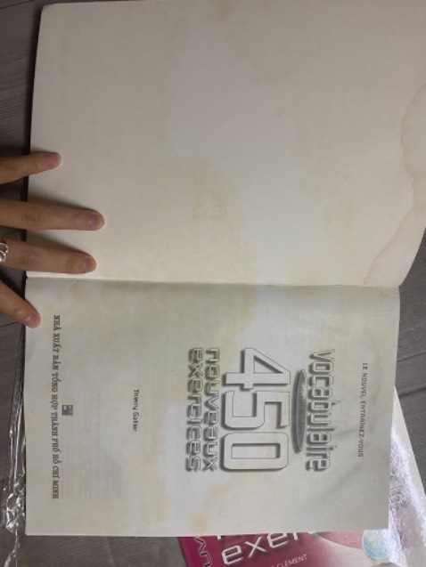 Sách bị thấm nước mà vẫn giao đến người mua. Tệ