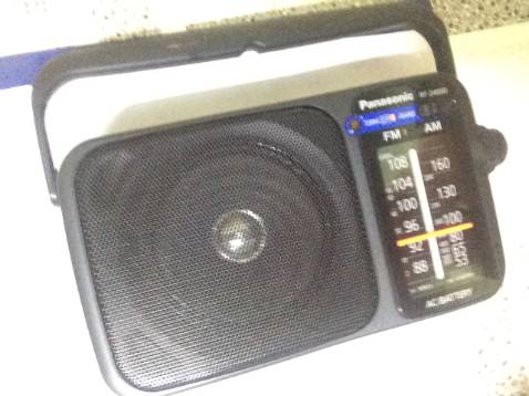 -  Về bên ngoài:
 + Sản phẩm hoàn thiện tốt, có mã số riêng.
 + Có hướng dẫn sử dụng, phiếu bảo hành.
- Về sử dụng:
 + FM bắt được rất ít kênh.
 + AM bắt được nhiều kênh trong nước, nước ngoài.
 + Rất nhiều lần nghe bị giật giật rất khó chịu, đặc biệt là khi dùng nguồn 220V.