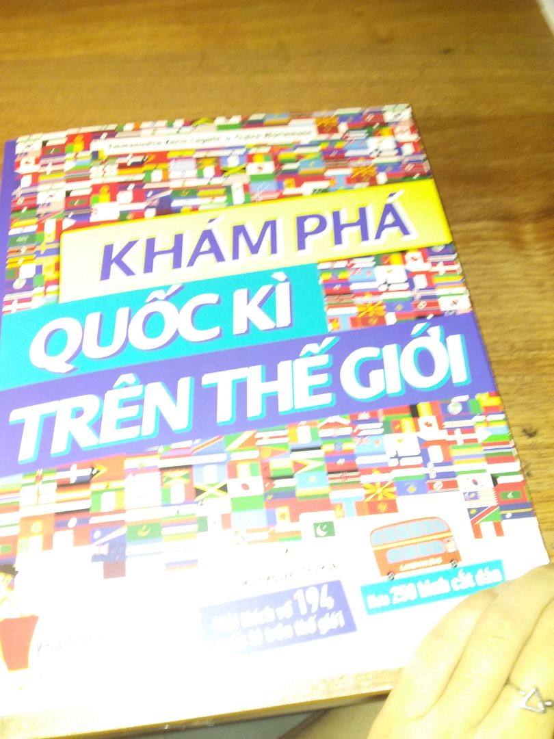 sách đẹp, hình in sắc nét. Mỗi tội mua về để tìm hiểu thêm về u cà và nga thì tìm lòi con mắt không thấy u cà ở đâu:((( Ai gthich cho tui vớiiii huhuuhu