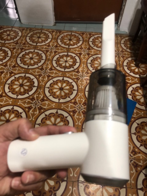 Lần đầu mua máy rất ok. Nhưng lần này mua thêm để gửi về qê thì shop bán máy rất tệ : khác loại với máy trước, phần nhựa xấu xí, các chi tiết lắp lỏng lẻo như đồ chơi, máy thì kêu to rung lắc, lực hút thì yếu rất bực mình. Shop làm ăn ko uy tín, *** mn cẩn thận khi mua hàng ở shop này. Máy giống y vậy shop khác bán có 89k thôi còn ở đây bán tới 294k, do tin tưởng mua lúc trước xài tốt lần này mua lại bị *** mới đau chứ.