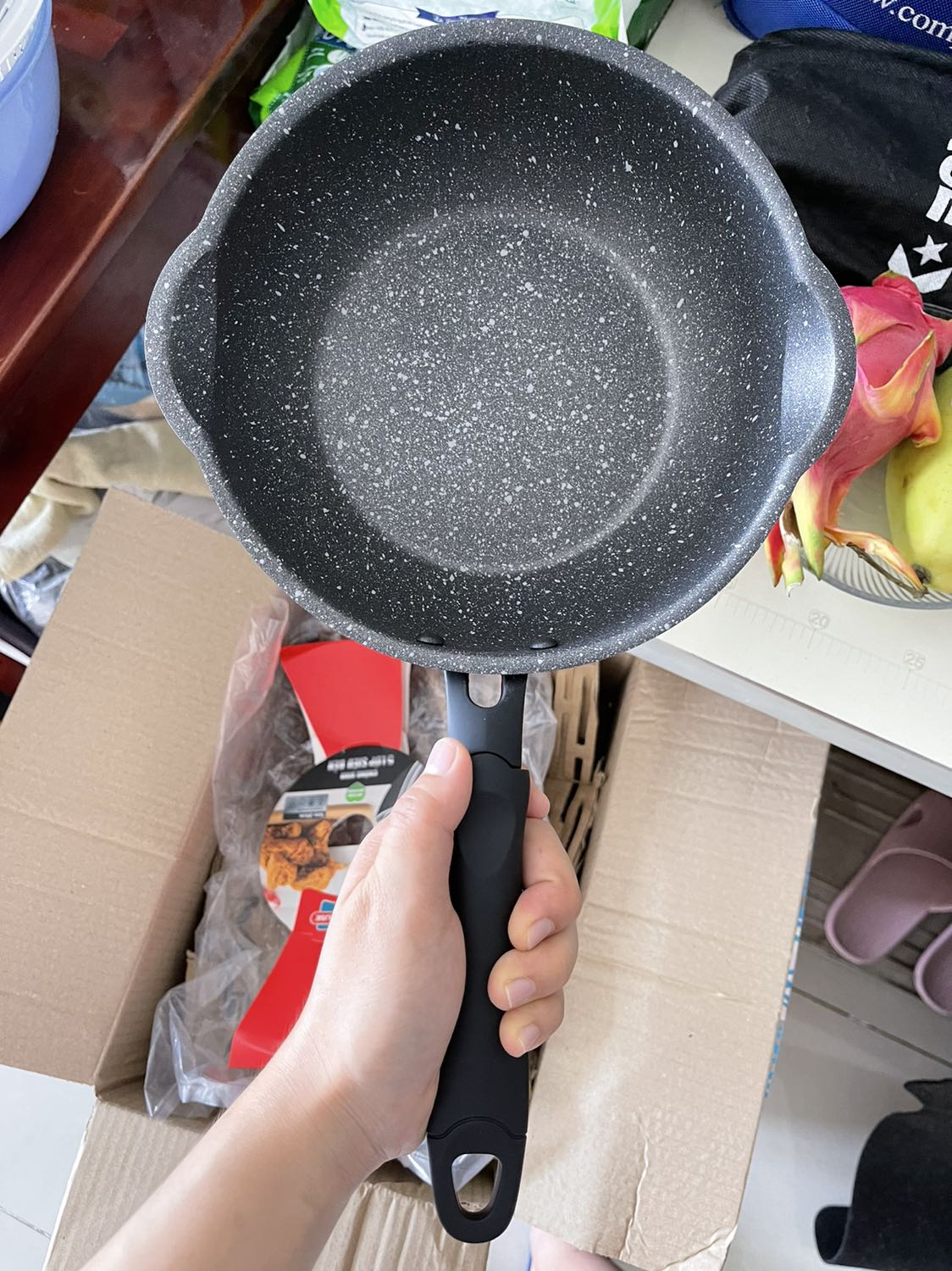 Tiki giao hàng siêu nhanh. Sản phẩm nhẹ, nhưng cầm chắc tay, tay cầm có tráng lớp silicon nên cách nhiệt tốt. Rất hài lòng!