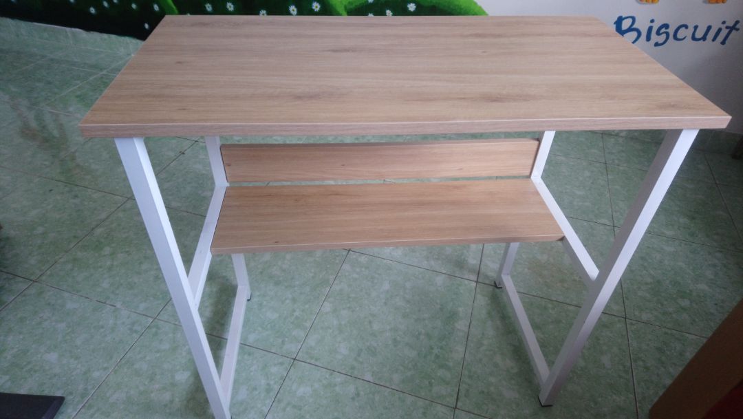 Sản phẩm đóng gói cẩn thận, được tặng tua vít và đủ ốc vít để ráp. Bạn nào muốn màu mình thích thì nên nhắn tin riêng cho shop để được chọn màu theo ý muốn, shop còn hỏi chắc chắn là chọn chân bàn màu gì để giao đúng nữa. Lắp ráp cũng ko khó, bàn khá đẹp, cũng nhẵn nhụi, với 300k thì chất lượng vậy ok. Tuy nhiên bàn của mình hơi bập bênh ko đứng yên lắm, mình ko chắc là do lúc ráp như thế nào, ko biết có ai bị tình trạng giống mình ko.
Cám ơn shop và Tiki nhé. ?