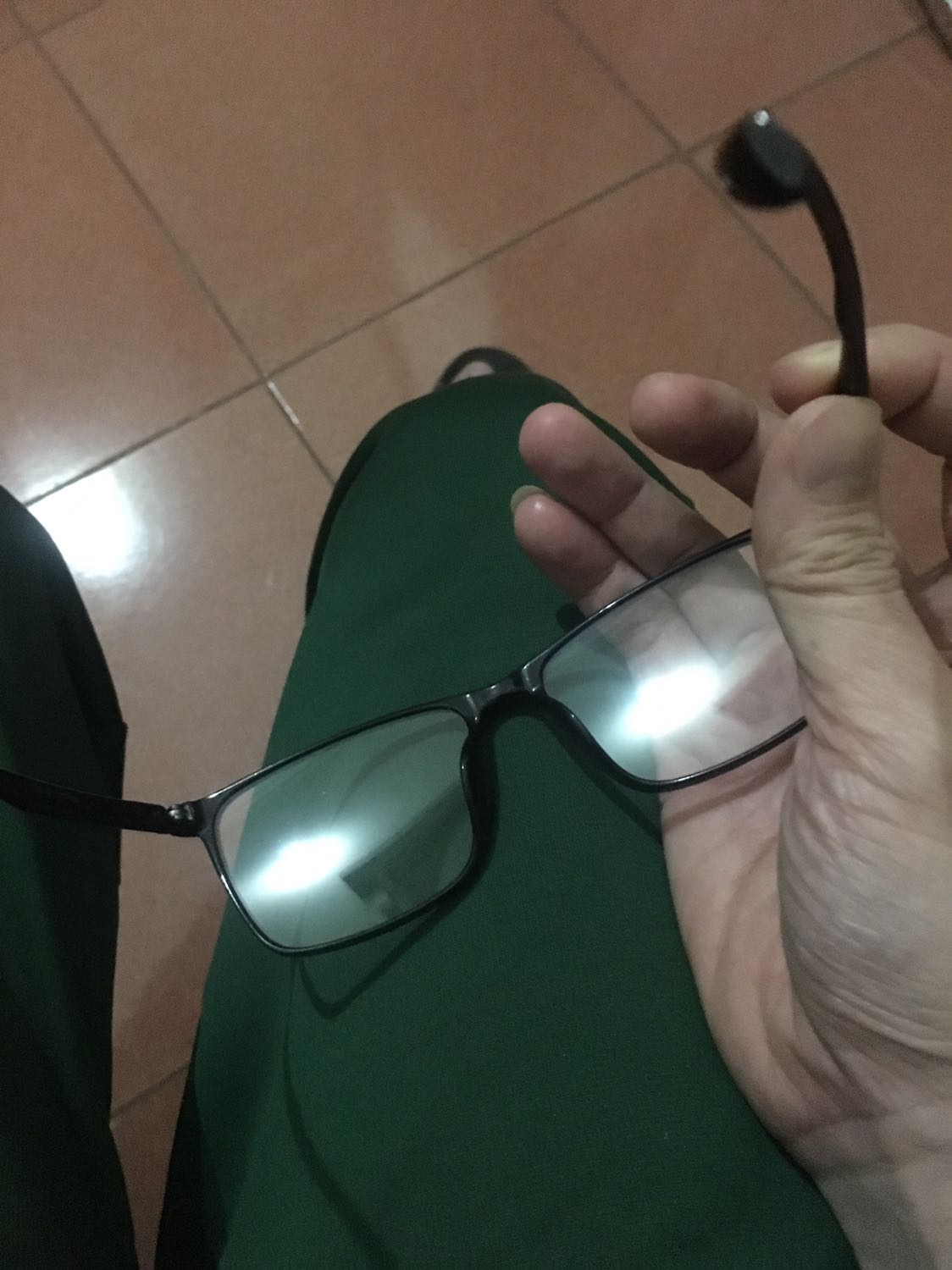 Mắt kính màu vàng nhạt
Gọng nhỏ, mắt kính to
Chưa mua kính bao h nên k biết giá 385k hợp k?