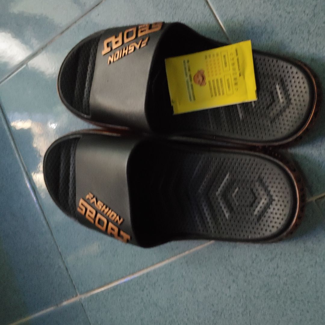 giao hàng nhanh. dép đẹp, chắc chắn. mang rất êm và ấm chân