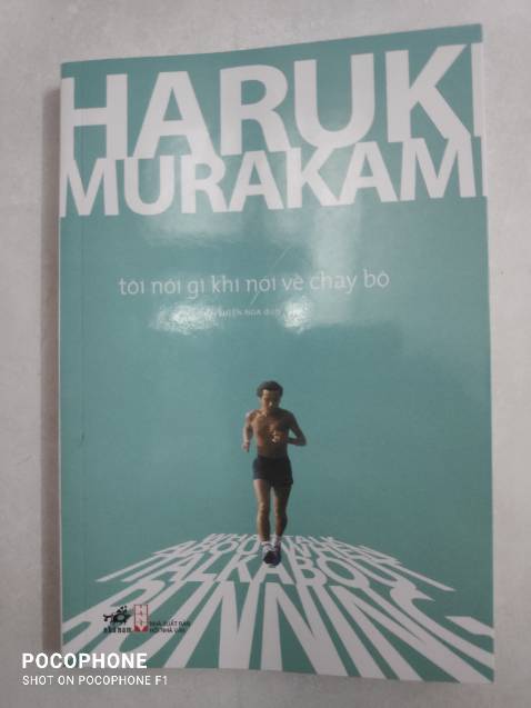 Nếu bạn đang muốn tìm 1quyển sách tiếp thêm động lực sống, nhưng không giáo điều, không nặng nề, không to tác, không hướng hẹn suông thì có lẽ đây là lựa chọn thích hợp. Quyển sách chỉ đơn giản ghi lại trải nghiệm và suy nghĩ của tác giả trong quá trình chạy, lúc tham gia các cuộc thi marathon....nhưng qua đó ta có thể thấy nó không chỉ đúng khi chạy bộ mà còn đúng trong cuộc sống. Đan xen trong đó tác giả cũng nói đến những suy nghĩ và kinh nghiệm của bản thân với công việc tiểu thuyết gia.
1 điều khiến tôi khá thích thú là tôi nhận ra rằng dù có là những người thành đạt, nổi tiếng, giàu có thì thật ra họ vẫn luôn có những suy nghĩ giống hệt chúng ta mà thôi. Vậy điều gì khiến họ khá chúng ta, tài năng, dũng cảm, quyết tâm, kiên trì, ...tự mình khám phá xem 😁
Sau khi đọc xong quyển sách không biết bạn có cảm thấy muốn bắt đầu chơi 1môn thể thao nào đó không? Không nhất thiết phải chạy bộ, bất kỳ môn nào cũng được chỉ cần bạn thích và phù hợp. Tôi nhớ tác giả đã viết nhiều người chạy không phải vì sống lâu hơn mà chỉ để tận hưởng cuộc sống. Đó là điều mà tôi muốn bây giờ.