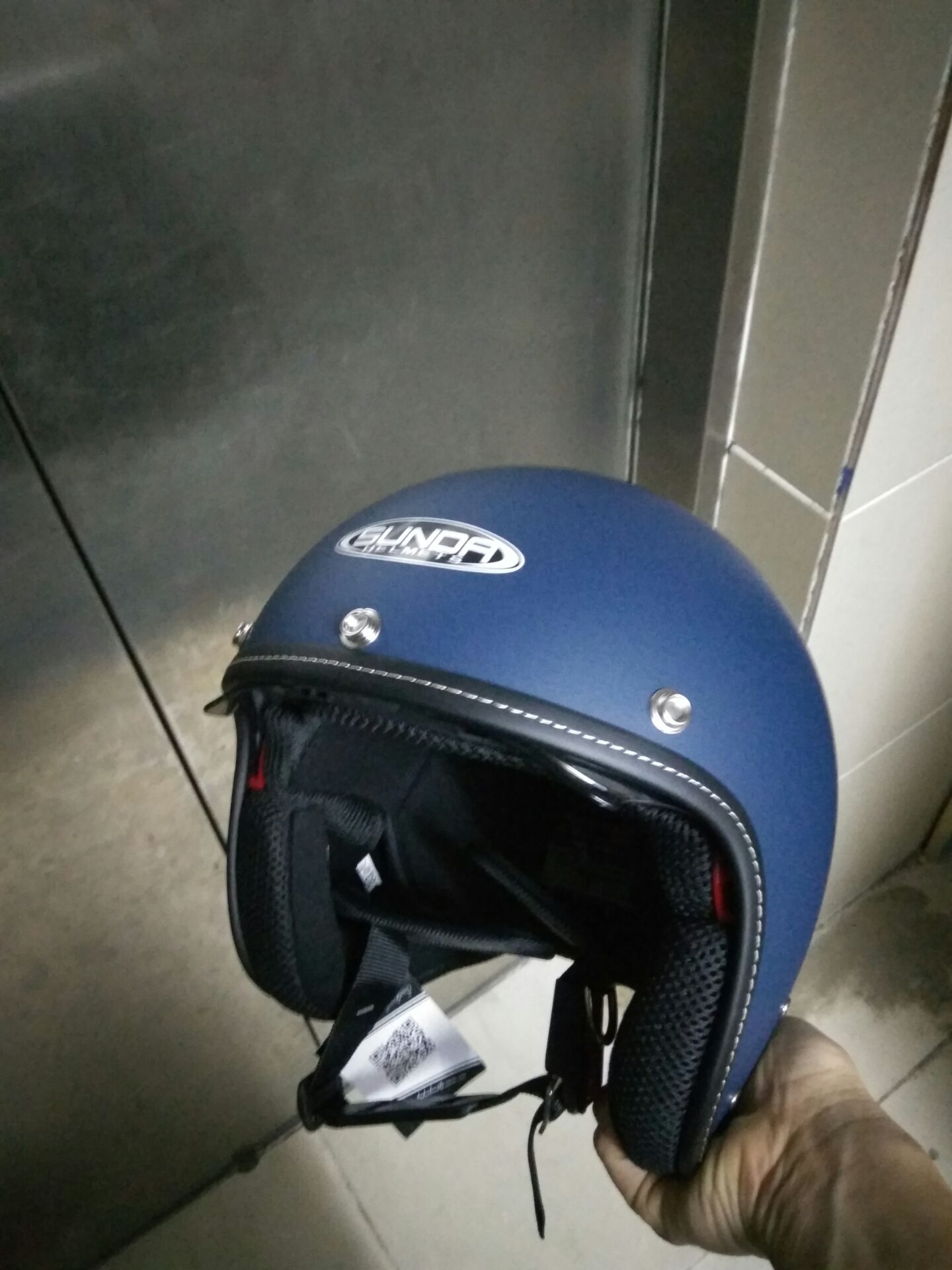 Mũ đẹp lắm nhé,  hàng chính hãng chất luợng tuyệt vời. Kính trong nhìn cảm giác rất dễ chịu.  Mọi người yên tâm mua nha.