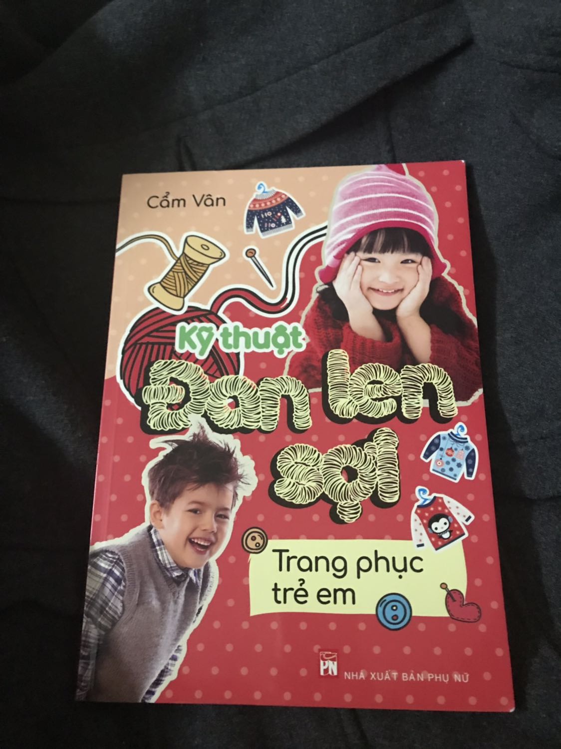 Sách đẹp, in màu, hướng dẫn chi tiết, mua về có cảm hứng mua sợi đan móc quá. 
Tiki giao nhanh, shipper thân thiện chu đáo.