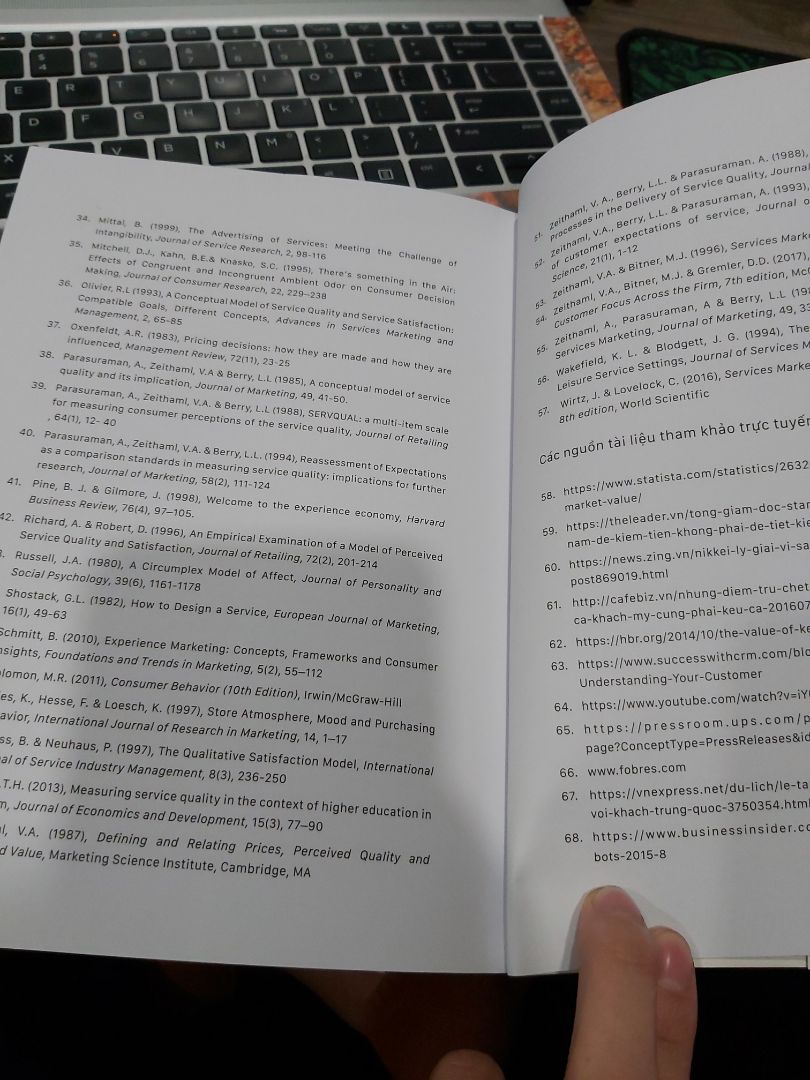 sách hay, nội dung logic, trình bày dễ hiểu và có case đi kèm . thực sự mình là 1 ng kén chọn khi tìm sách đọc nhất là sách của các tác giả Việt Nam nhưng khi cầm trên tay cuốn sách này mình đã thực sự bất ngờ.  
cuốn sách đem lại cho mình 1 cái nhìn mới, cách tư duy khi muốn bán một thứ gì đó cho khách hàng nhất là sản phẩm của mình lại là dịch vụ - một thứ vô hình.  
highly recommend cho ai định kinh doanh các loại hình dịch vụ như nhà hàng hoặc quán cafe.....