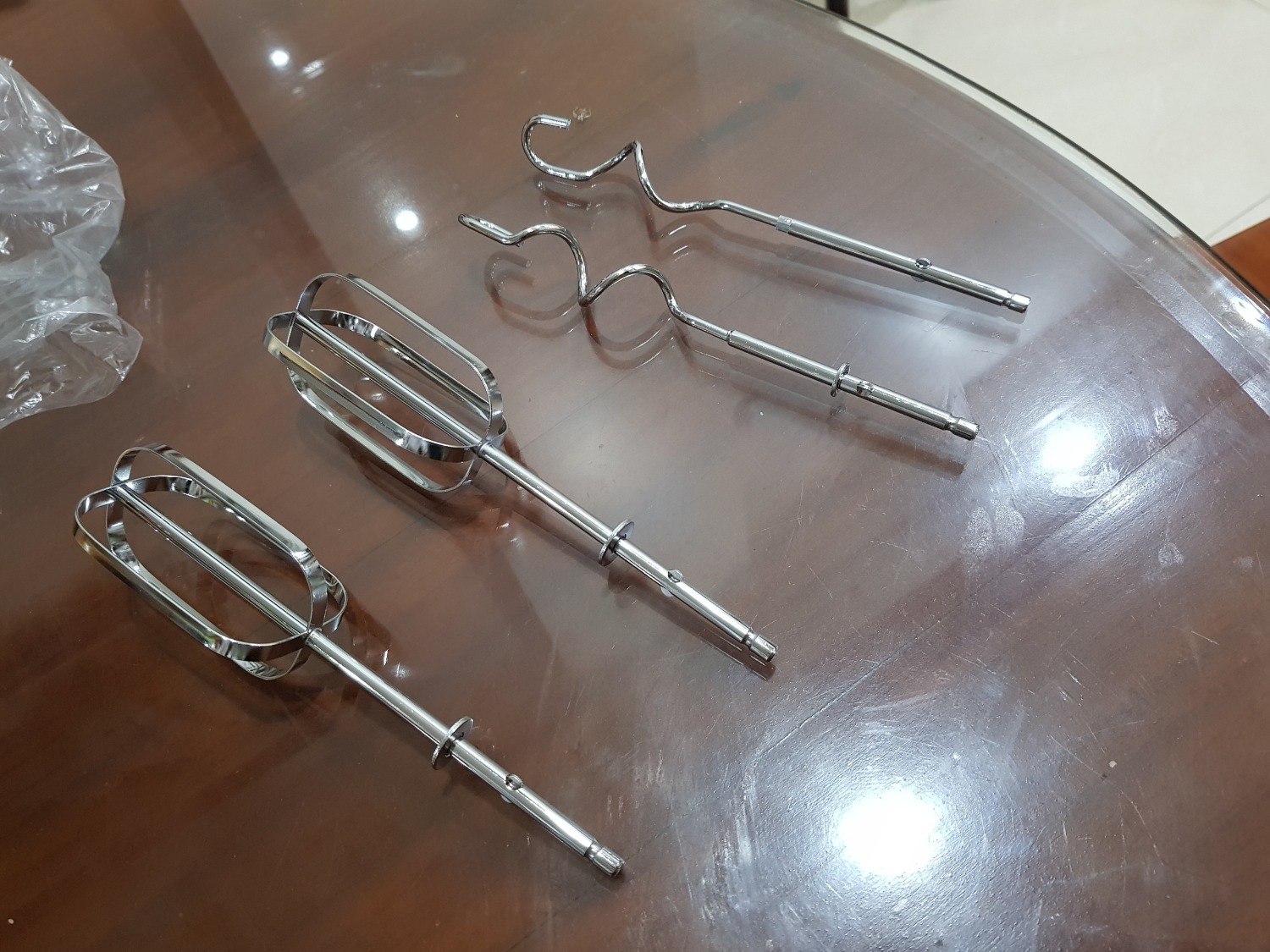 Giao hàng sớm hơn dự liến, đóng gói cẩn thận.
Sản phẩm giống như mô tả.
Que trộn  bột mình thấy có 1 comment bảo bị lỗi và đã được Tiki thu hồi. Vậy mà đến cái của mình cũng bị trường hợp tương tự. 2 que  trộn bột không giống nhau, nhưng lắp vào sử dụng vẫn được vì phần khác nhau đó không ảnh hưởng đến việc lắp đặt hay trộn bột hoặc có thể là do sản phẩm của nhà SX họ vốn dĩ làm que trộn bột như thế chứ không phải bị lỗi.
Que đánh trứng giống nhau, mình đã thử đánh bơ trứng và thành công, máy cầm vừa tay, không quá nặng, đế nhựa để khá ổn, cất đi gọn gàng.