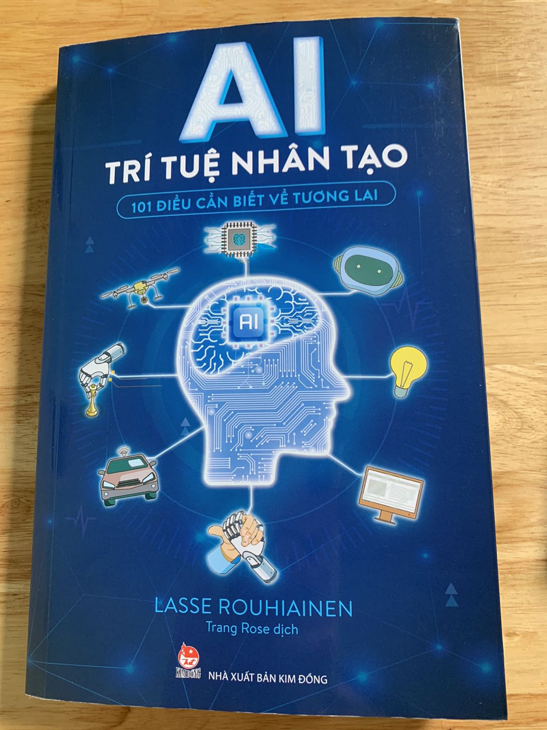 Một cuốn sách hay để có cái nhìn tổng quan về AI. Sách trình bày với hình thức trả lời những câu hỏi liên quan tới AI, mình đặc biệt thích những dự đoán và phân tích về việc làm trong tương lai.