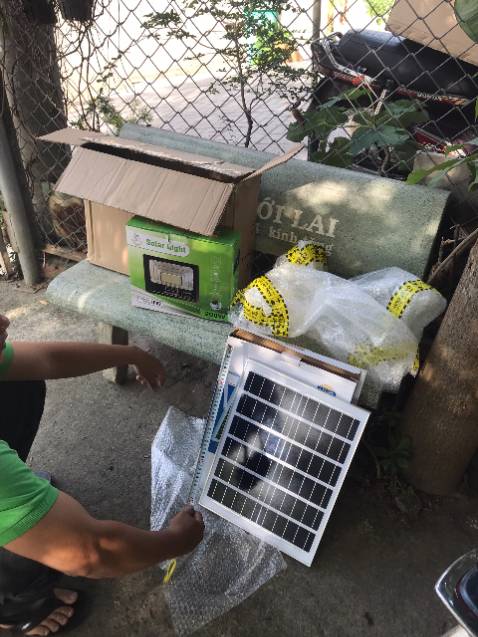 Giao hàng ko đúng kích thướ c tấm pin,đổi lại cho mình nhé.kich thuoc quang cao la 600x350,kich thuoc thuc nhan la 450x350