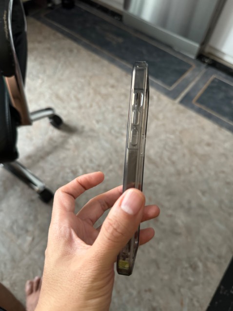 Cảm quan ban đầu khi mới nhận là: Ốp đẹp, vừa khít với máy, dày dạn, càm nắm chắc tay.