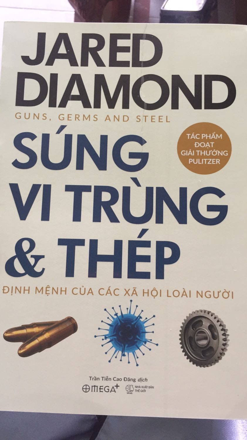 Lần đầu mua sách trên Tiki mình có một chút nhận xét như sau. Điều khiến mình hài lòng là về cách đóng gói hàng là khá kĩ và chỉnh chu, ngoài ra chất lượng giấy, trang sách rất tốt, ngoài sức mong đợi của mình. Tuy nhiên, chắc do vấn đề vận chuyển hay vi lý do nào khác mà về bìa sách mình lại không ưng lắm, nó gần như rách ở phía trên nên mình mong bên phía Tiki sẽ khắc phục được điểm này. Vì mắc 1 lỗi mặt tiền nên mình sẽ đánh 3 sao =)))