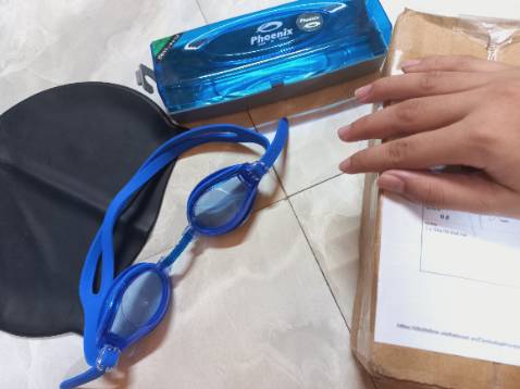 đeo êm. đánh giá kĩ xem trong hình nha.mình đặt 2 cái mà shop giao 1 cái nên nhắn shop giải quyết liền có gửi bù như trong hình. mình 13t đeo ok bth nhưng có lưu ý là kính có thể vô nước tùy theo cơ địa mặt á. mình đeo bth không vô nước xịn mà chị mình đeo lại vô nước. nên mn tìm hiểu đã nha. nói chung đóng gói hộp bao bì uy tín. nên mua nha mn. chi tiết trong ảnh
