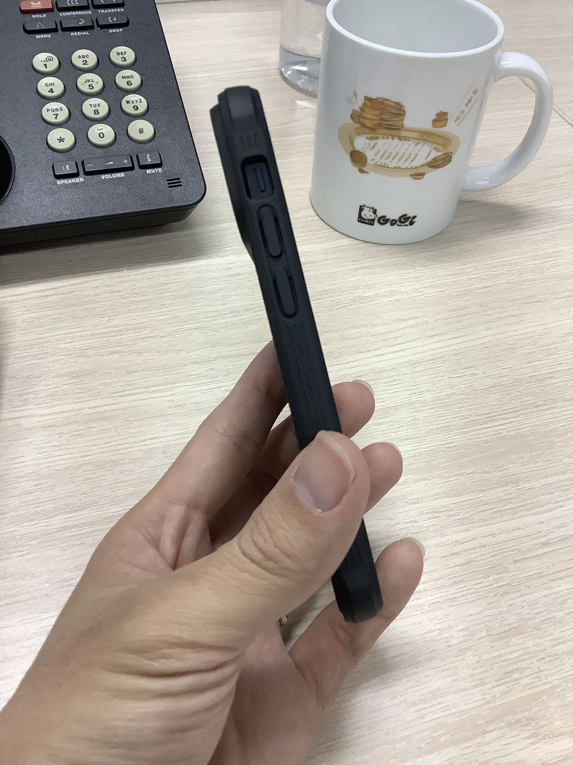 Dù được quảng cáo là mỏng nhưng ốp thực tế khá dày, hoàn thiện trung bình (điểm viền bo cạnh dưới máy hơi hở nhẹ). 4 góc làm nhô cao để giảm chấn tốt hơn. Nắp che camera hoạt động khá hiệu quả.
Mình vẫn thích Spigen hơn, hoàn thiện cực tốt.
Tạm hài lòng.