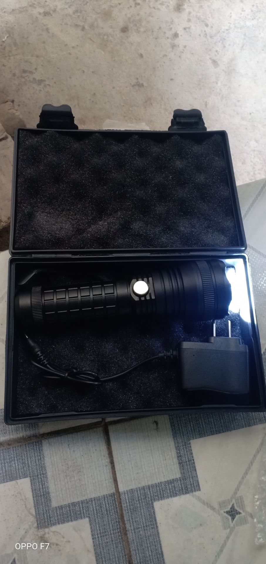 sản phẩm đúng hình
ánh sáng trắng
chiếu sáng ok
dùng đi trời mưa thoải con bà mái hihi
cầm chắc chắn nặng tay
yên tâm khi mua hàng tiki
k có 10sao đành cho 5sao
đóng gói hàng tốt
dùng 1 thời gian thấy đảm bảo
hộp đựng xịn xò
bảo quản tốt k bàn nữa
hihi....