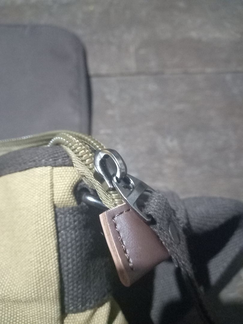 Túi chắc chắn, đẹp. Đường may tỉ mỉ, các khóa kéo rất "khỏe". Rất thích!