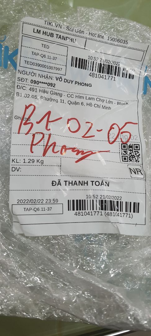 Phần tay nắm bị rách mà giao cho khách hàng? Không hiểu nổi luôn