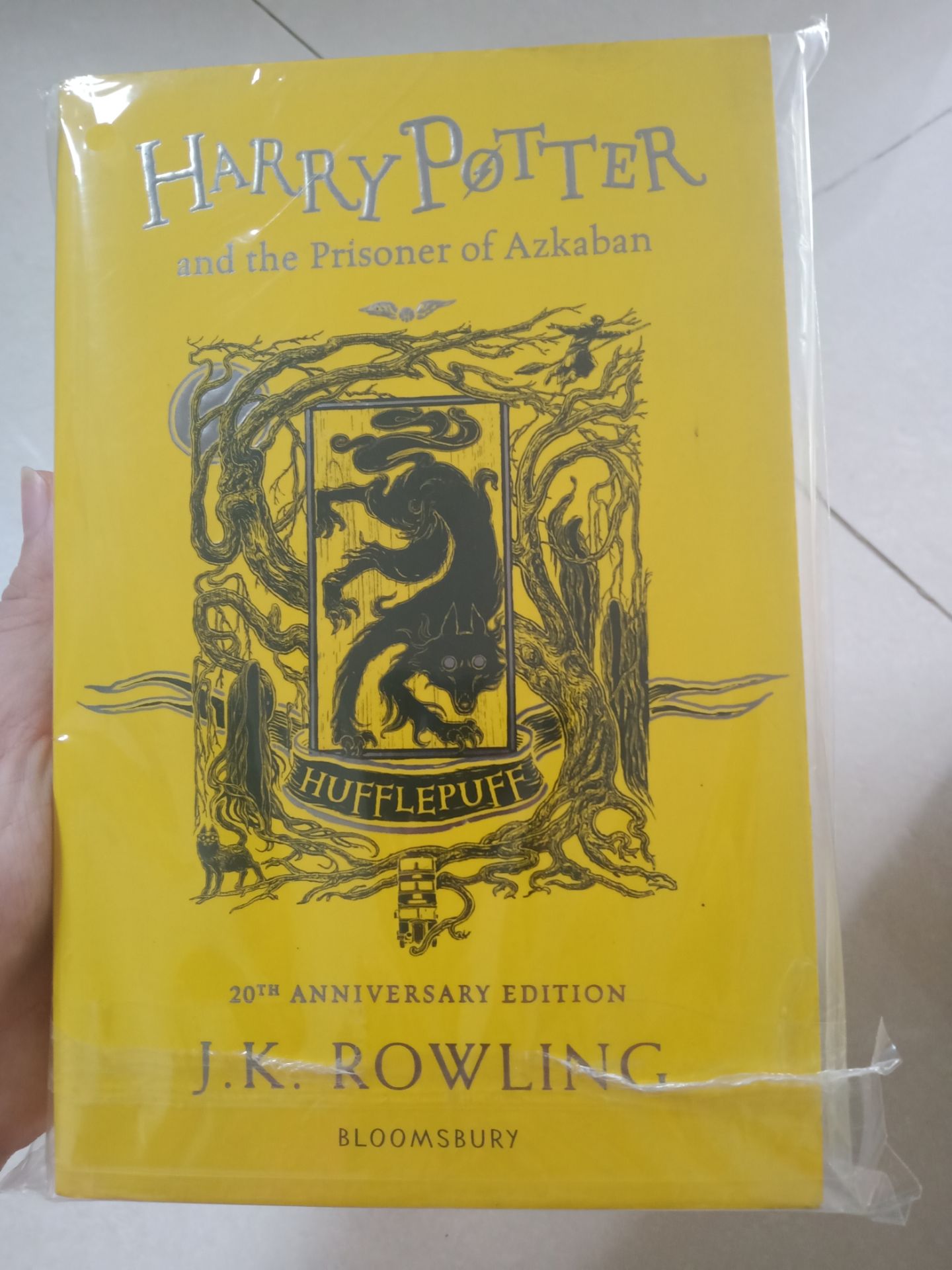 Sách này mình mua về chủ yếu để đọc và học tiếng anh nên cũng không kì vọng nhiều, do các review khác không tốt lắm. Nhưng mà đợt này sách về mới tinh luôn, còn được bọc cẩn thận nữa, mình xài tikinow nên giao hàng cực nhanh, săn sale 9h mà 11h có sách ùi =))))