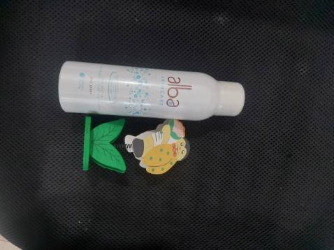 Có độ pH thích hợp cho mọi loại da, giúp da được cân bằng sau những tác động mạnh. Có thể dùng để cấp ẩm cho da trước khi make và cố định lớp make.