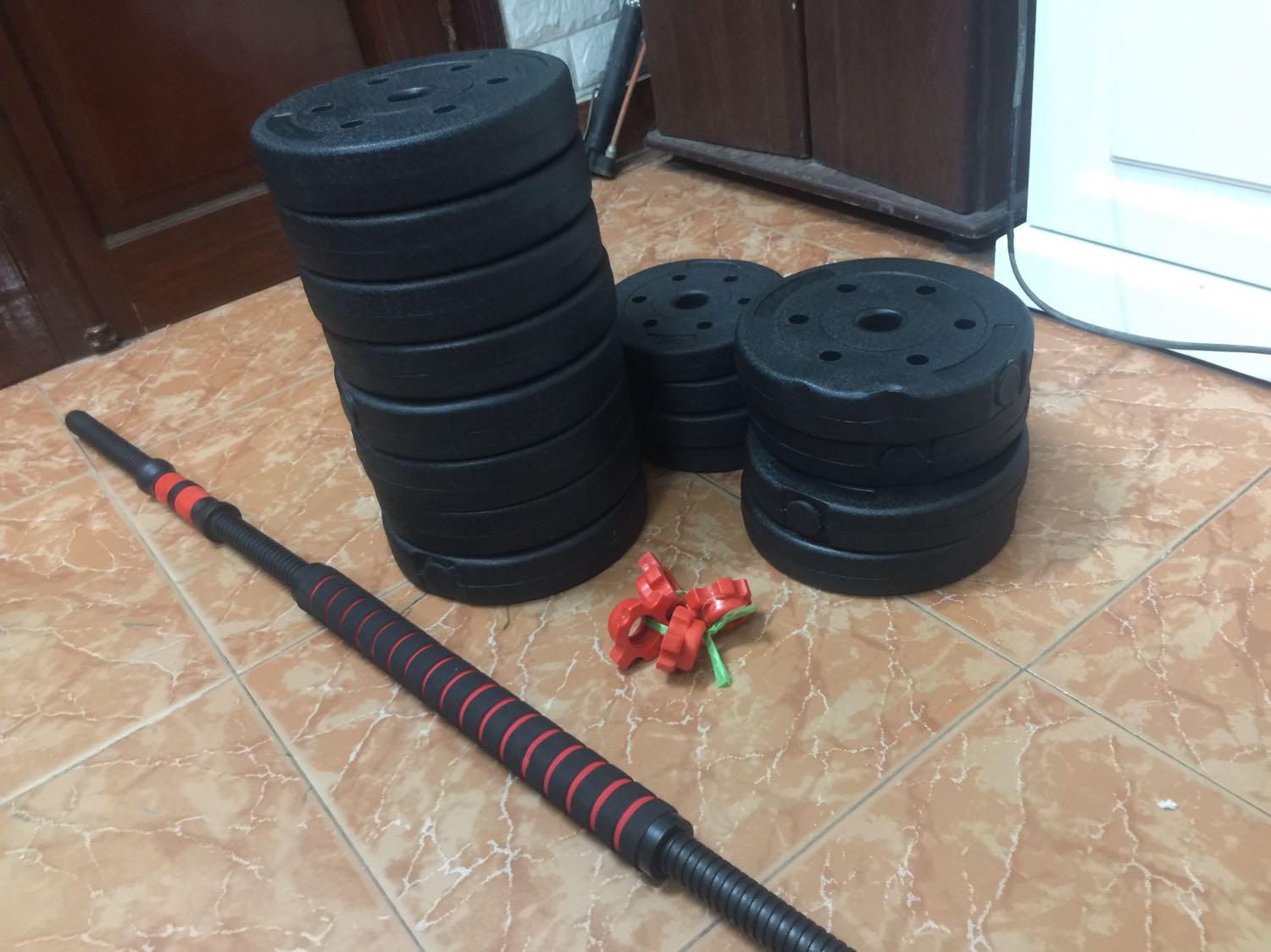 Khá cứng cáp, lắp full tạ nhìn hơi đồ sộ so với trọng lượng. Tay cầm bằng nhựa khía nhám nên xác định không có găng tay thì khỏi tập. Chưa thử transform sang tạ đòn nhưng nhìn chung ổn. Giao hàng đúng hẹn và nhiệt tình bê vác, 2 bánh tạ 2.5kg bị móp không rõ nguyên nhân tuy không ảnh hưởng tới lắp đặt nhưng hơi mất thẩm mỹ nên trừ 1 sao. Chốt lại là hàng BỔ, RẺ!