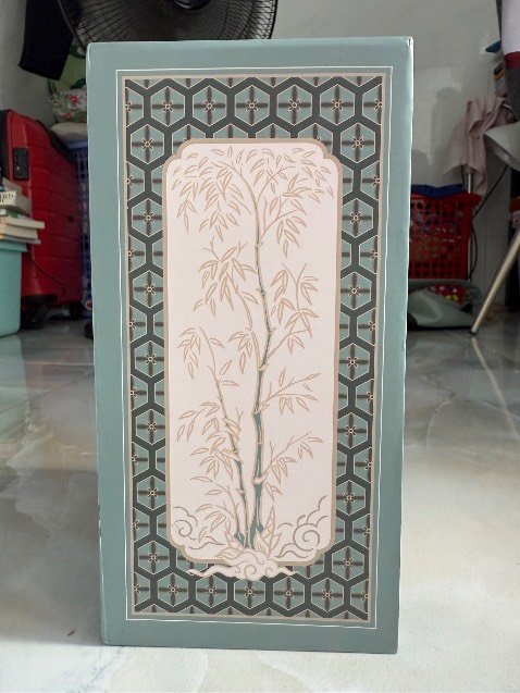 tiki giao hàng nhanh, chưa đến 2 ngày là đã nhận được sách. 
boxset thiết kế đẹp, trang trí hoạ tiết cổ xưa, đậm màu sắc dân gian. bìa 5 tập khác nhau nhưng vẫn đồng bộ nhưng chữ bên trong sách in khá nhỏ và gần nhau nên đọc hơi khó chịu.