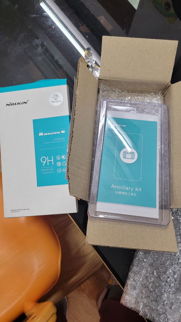 đặt bao da, đi gửi miếng dán màn hình. đặt hàng cả chục ngày sau mới giao hàng