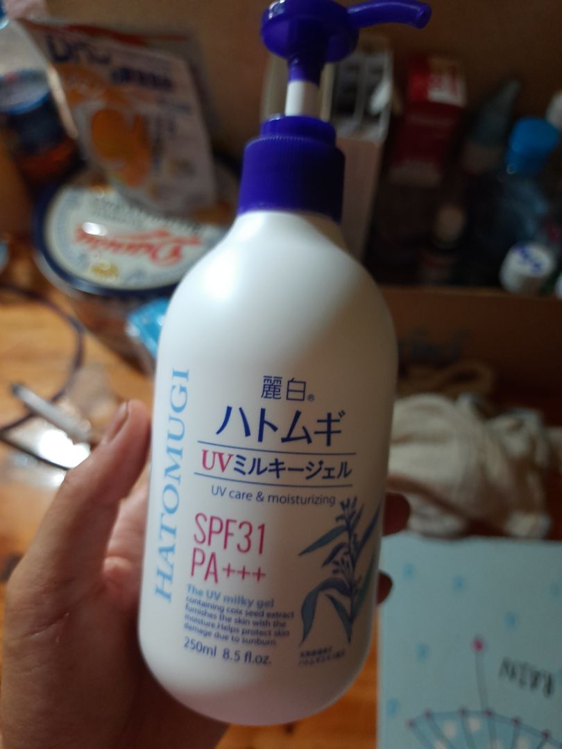 chai nhỏ xinh, chất kem mỏng nhẹ, mùi thơm dễ chịu. mở ra chai được bọc qua giấy bóng k có hộp giấy, kem ở trong vơi thì như hình. K biết đã bị mở ra trước hay k nữa