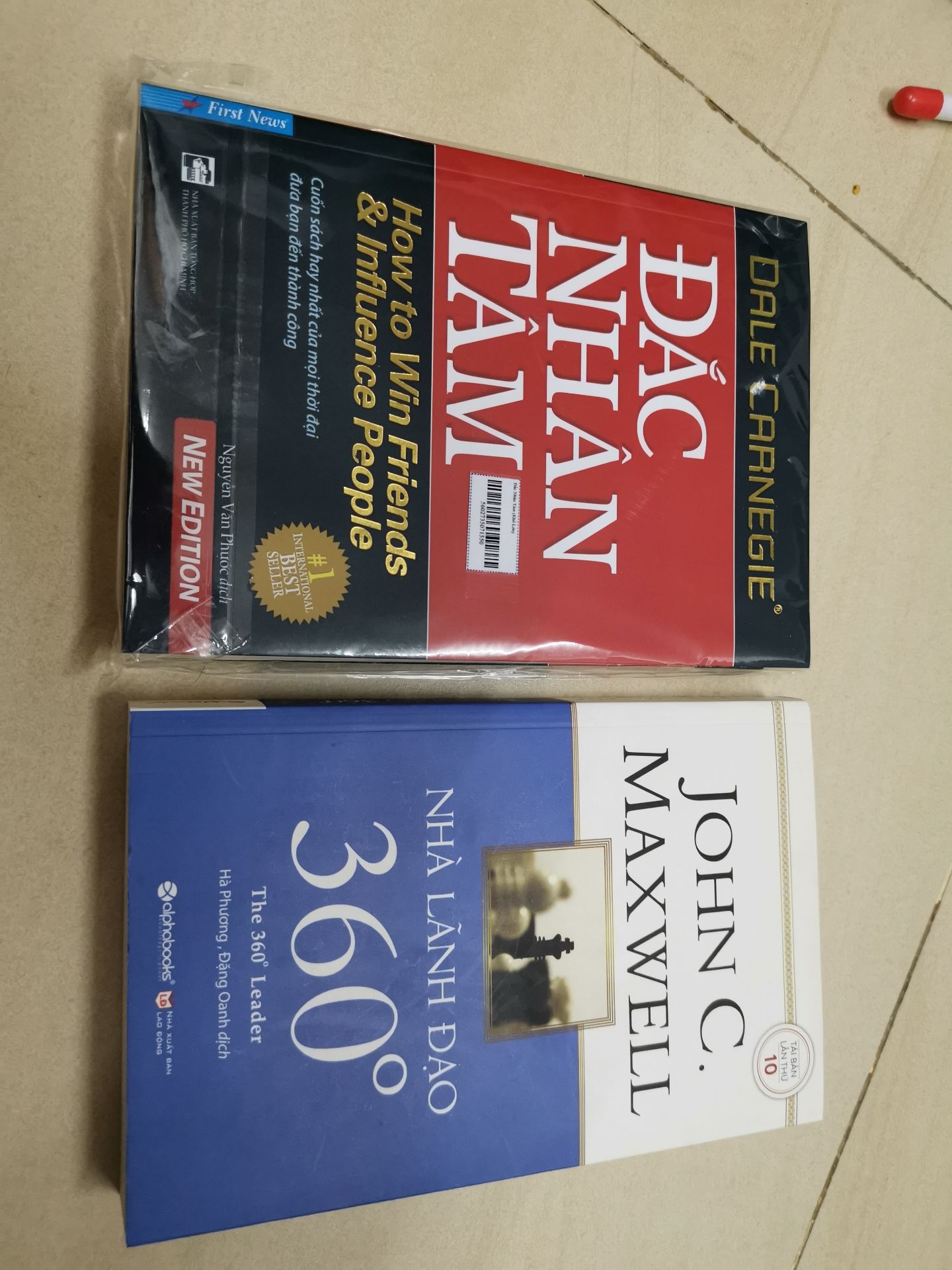 Mình vừa đặt giao hàng chiều nay, tiki now 2 cuốn. Cuốn này và cuốn Đắc Nhân Tâm. Tuy nhiên, khi nhận hàng mình vì đang bận nên không mở ra ngay mà mang lên nhà để mở sau. Và sau khi mở ra mình không hài lòng về sản phẩm như sau: 
+ Sản phẩm không được đóng trong bao nilon mà để trần bên ngoài. (Trong khi cuốn Đắc Nhân Tâm lại được đóng gói nilon rất chuẩn chỉnh).
+ Sản phẩm bị dơ ở gáy sách => Sản phẩm đã được sử dụng rồi => Tiki giao sản phẩm đã sử dụng cho khách hàng?????
+ Sản phẩm có mùi dầu gió => Bộ phận đóng gói không rửa tay trước khi làm việc. Mình rất ghét mùi dầu gió nhưng lại phát hiện mùi này khi mở hộp làm mình bị mất hứng thú với cuốn sách luôn.
Đề nghị Tiki trả lời giúp những vấn đề trên.