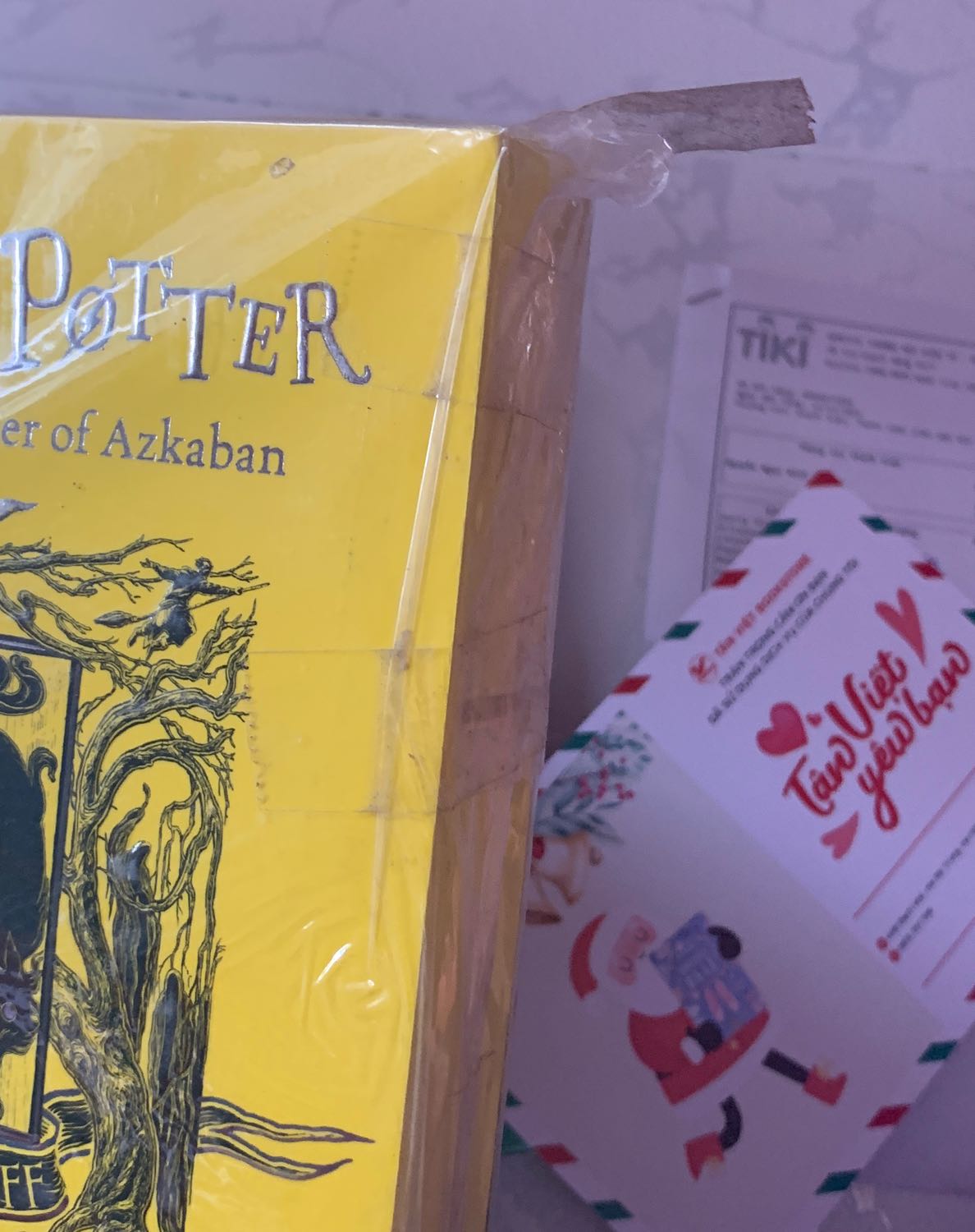 Mình mua 3 cuốn, cuốn xanh lá và xanh dương còn mới toanh. Tuy nhiên cuốn vàng nhìn hơi cũ (bao bì bọc cũ thui chứ sách ko cũ). Shop có gửi thêm tờ giấy cảm ơn khá cute. Thời gian giao hàng khá lâu vì vận chuyển tít ngoài Hà Nội vô TPHCM